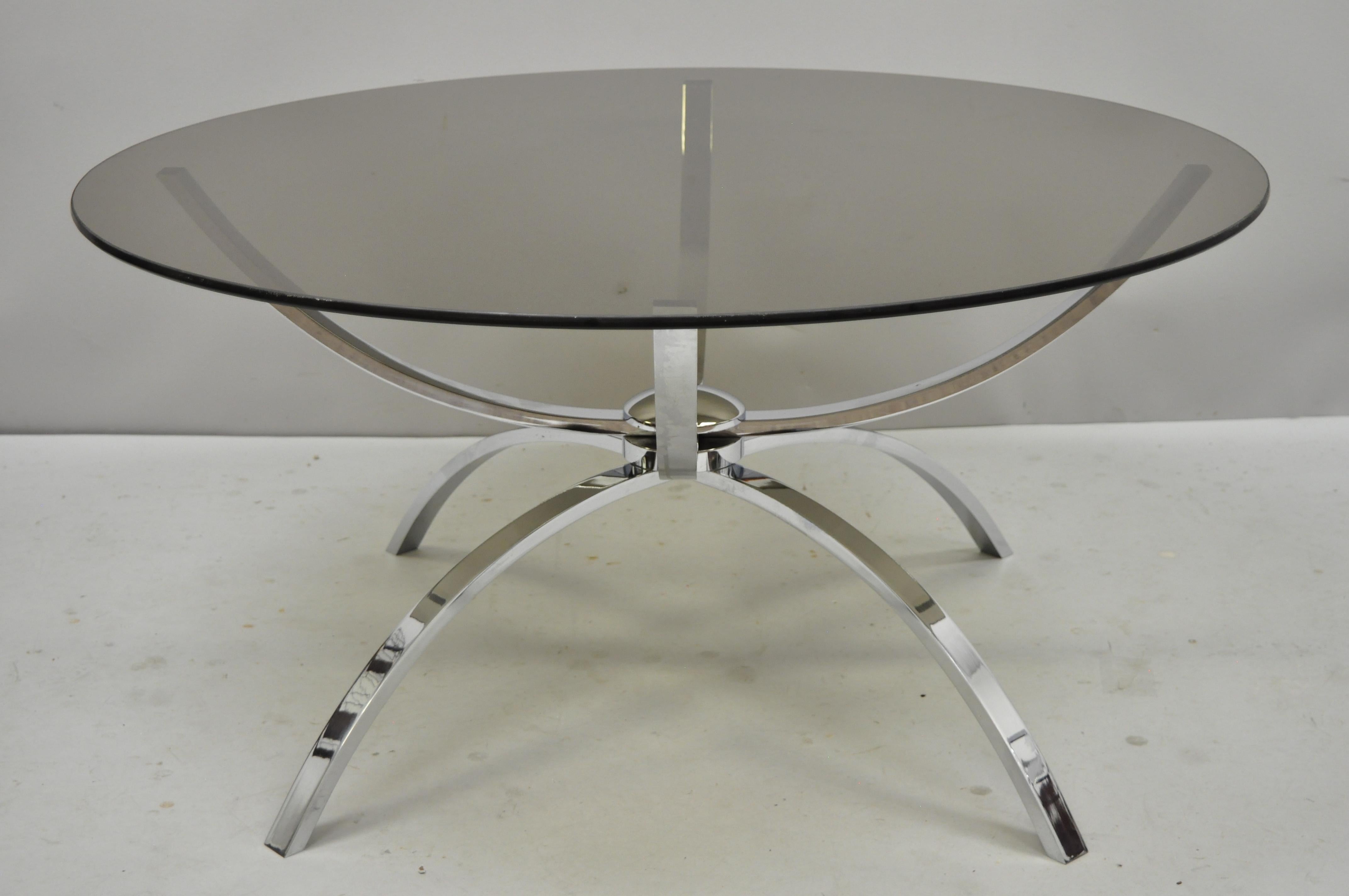 Mid-Century Modern Table basse ronde à base araignée en acier chromé et plateau en verre, de style italien moderne du milieu du siècle dernier en vente