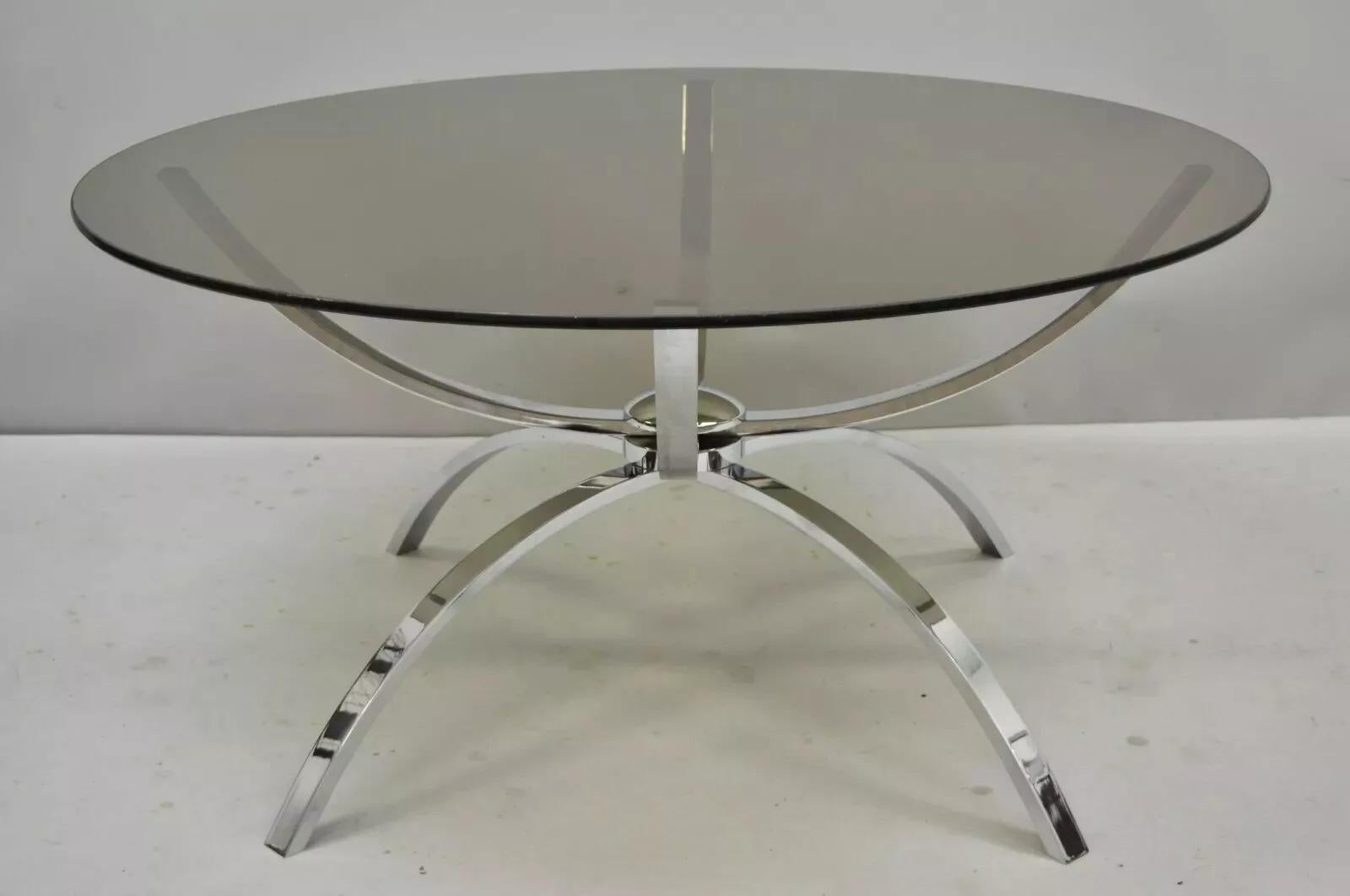 Mid-Century moderno Tavolino da caffè moderno di metà secolo con base a ragno in acciaio cromato e piano in vetro rotondo in vendita