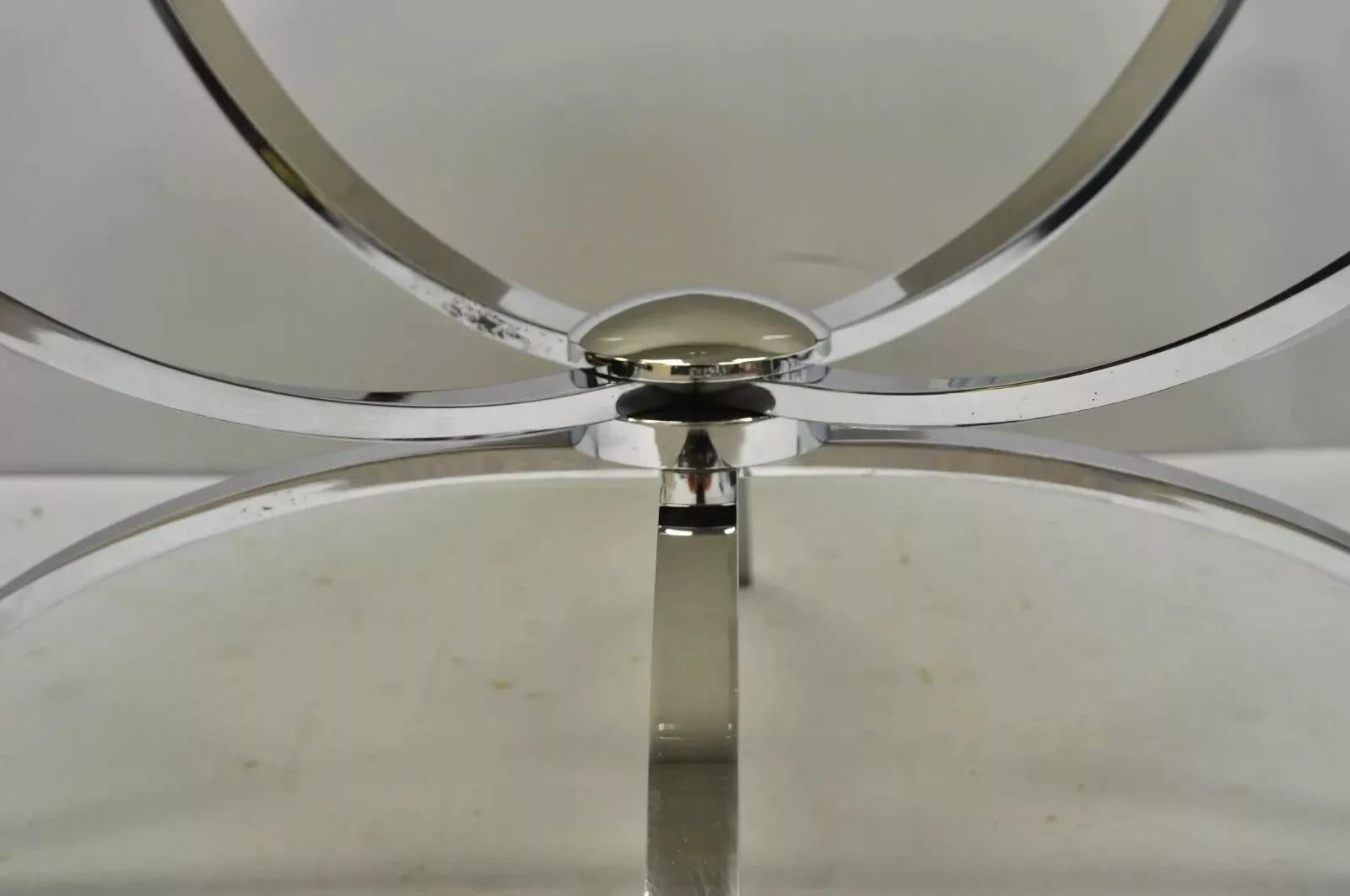 Sconosciuto Tavolino da caffè moderno di metà secolo con base a ragno in acciaio cromato e piano in vetro rotondo in vendita