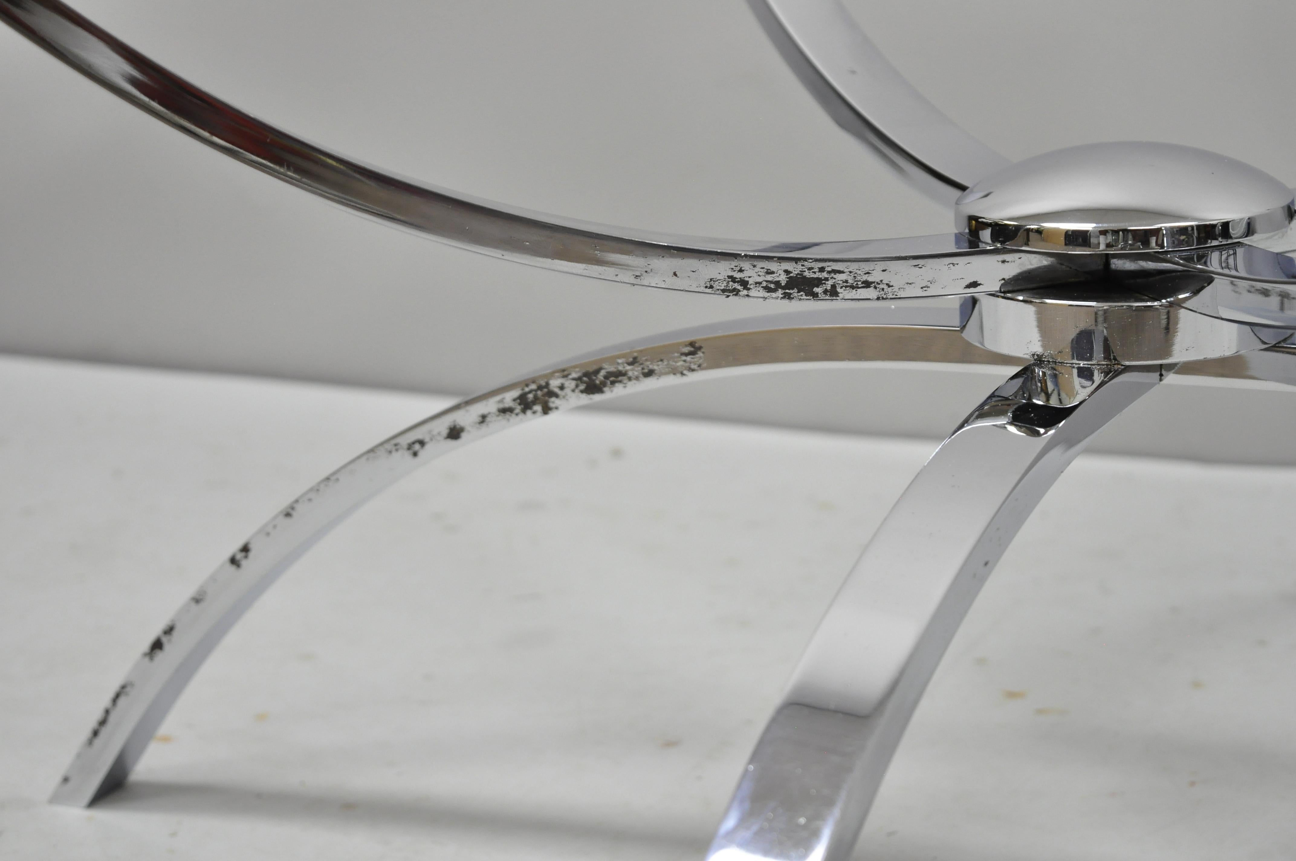 Verre Table basse ronde à base araignée en acier chromé et plateau en verre, de style italien moderne du milieu du siècle dernier en vente