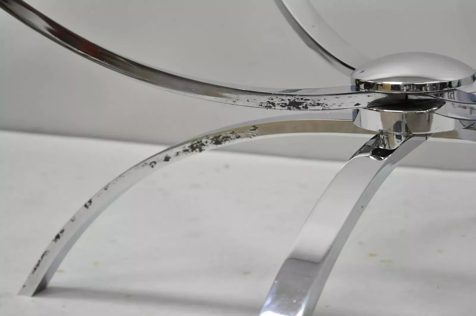 XX secolo Tavolino da caffè moderno di metà secolo con base a ragno in acciaio cromato e piano in vetro rotondo in vendita