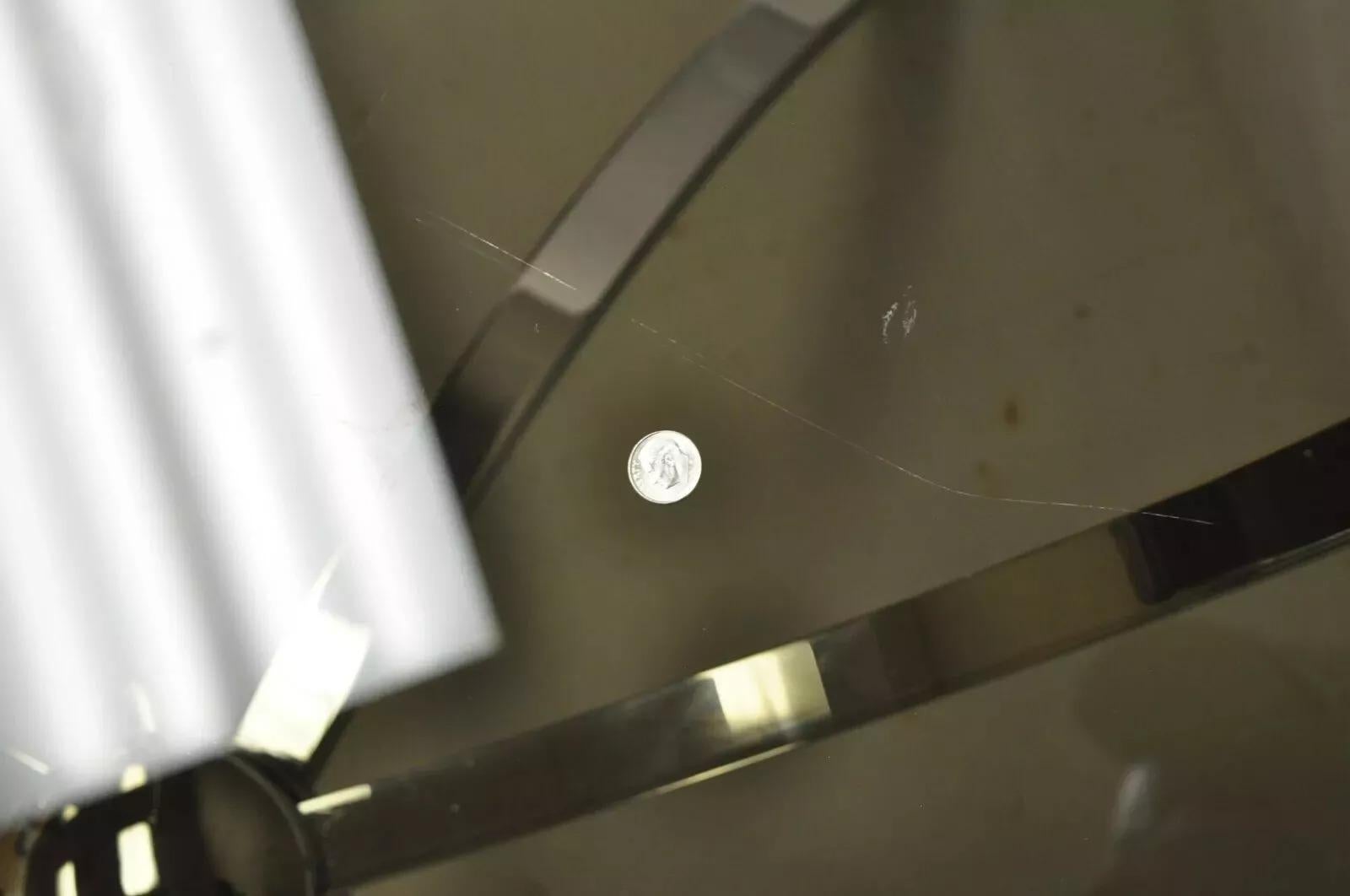 Vetro Tavolino da caffè moderno di metà secolo con base a ragno in acciaio cromato e piano in vetro rotondo in vendita