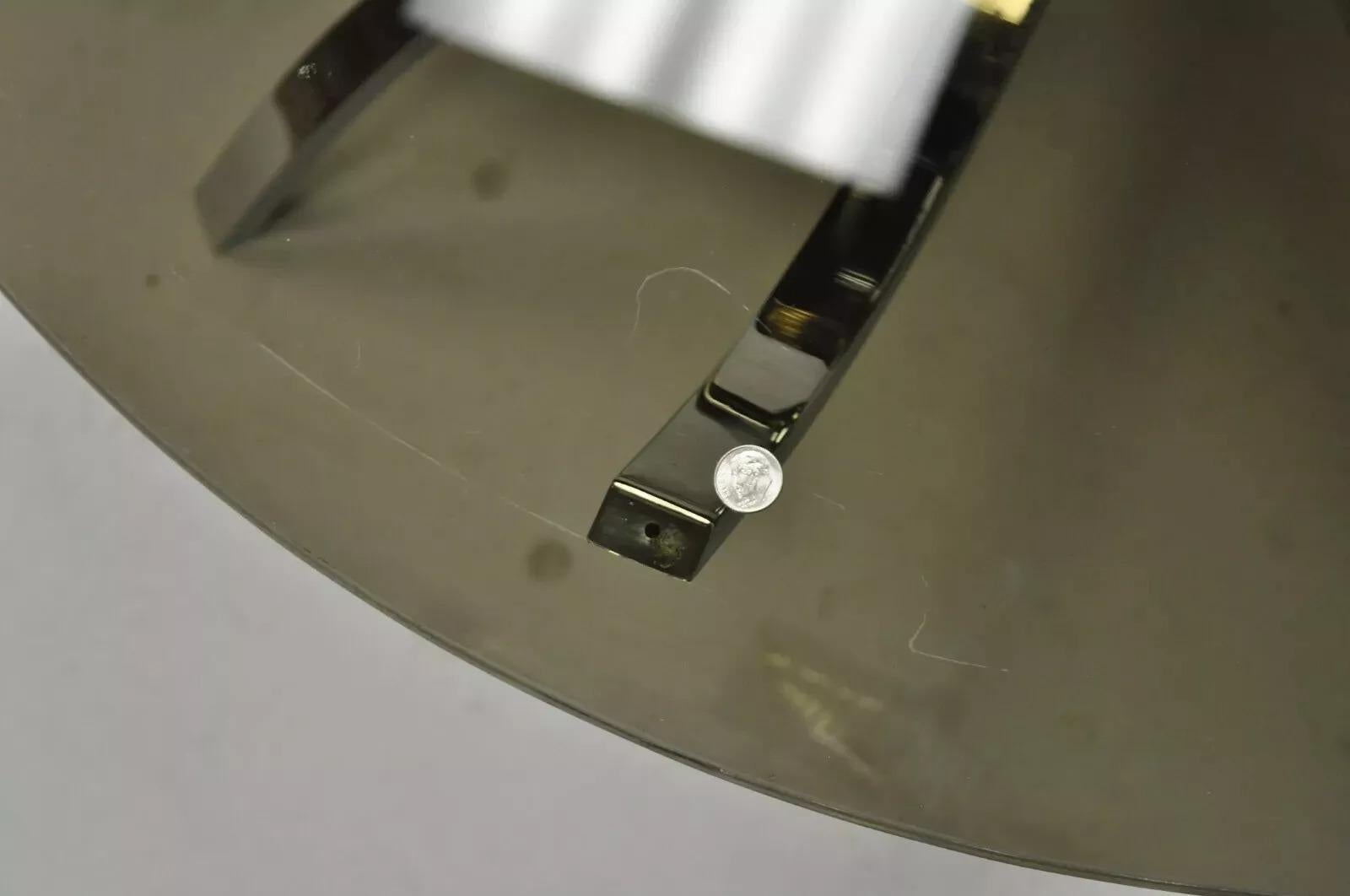 Tavolino da caffè moderno di metà secolo con base a ragno in acciaio cromato e piano in vetro rotondo in vendita 1