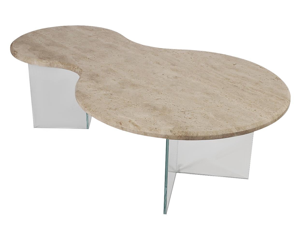 Verre Table de cocktail flottante en marbre travertin de forme libre, de style italien moderne du milieu du siècle dernier en vente