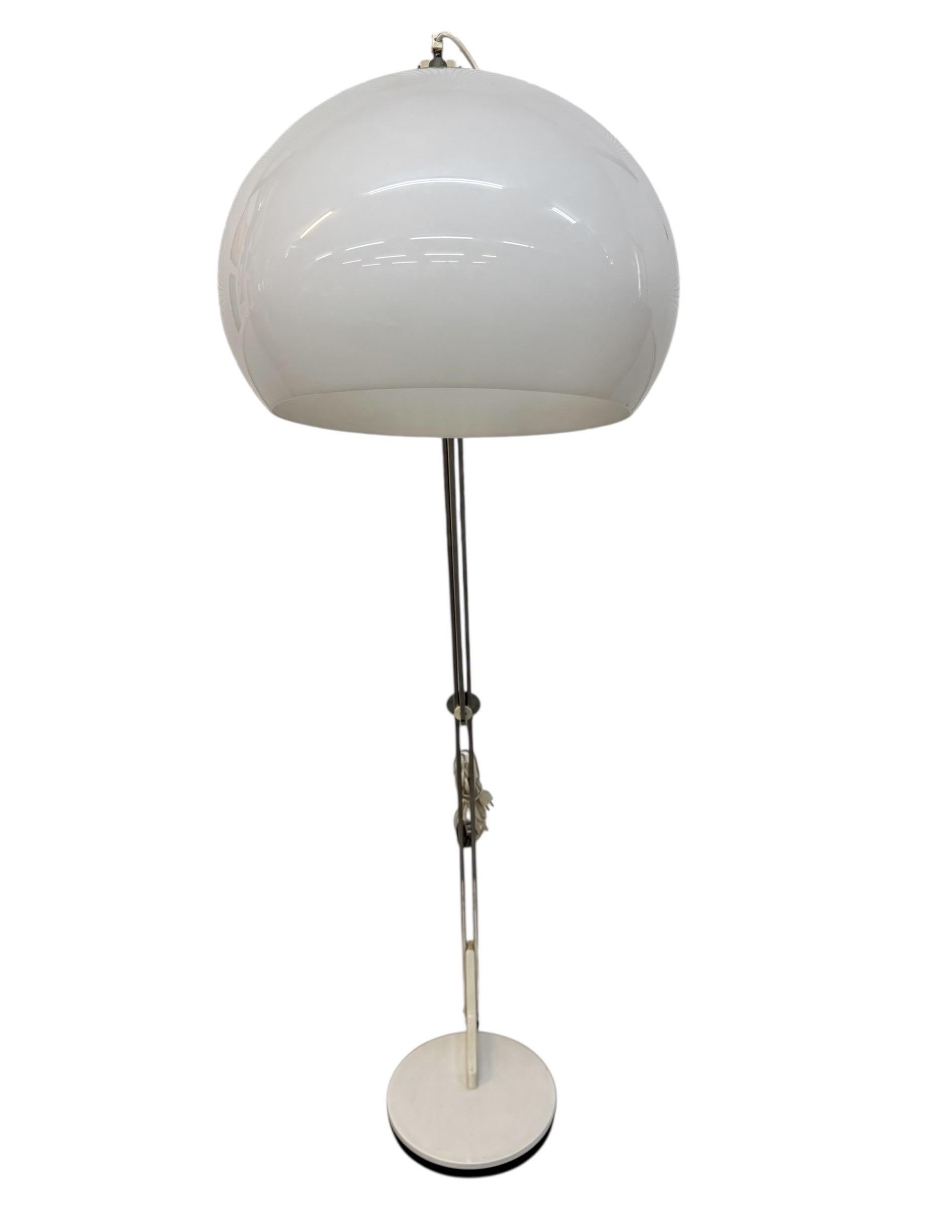 Cette annonce concerne un lampadaire en chrome Goffredo Reggiani de style moderne italien du milieu du siècle. Whiting : abat-jour en plastique blanc translucide, corps chromé incurvé, base ronde blanche, cordon d'origine et signature. Il s'agit