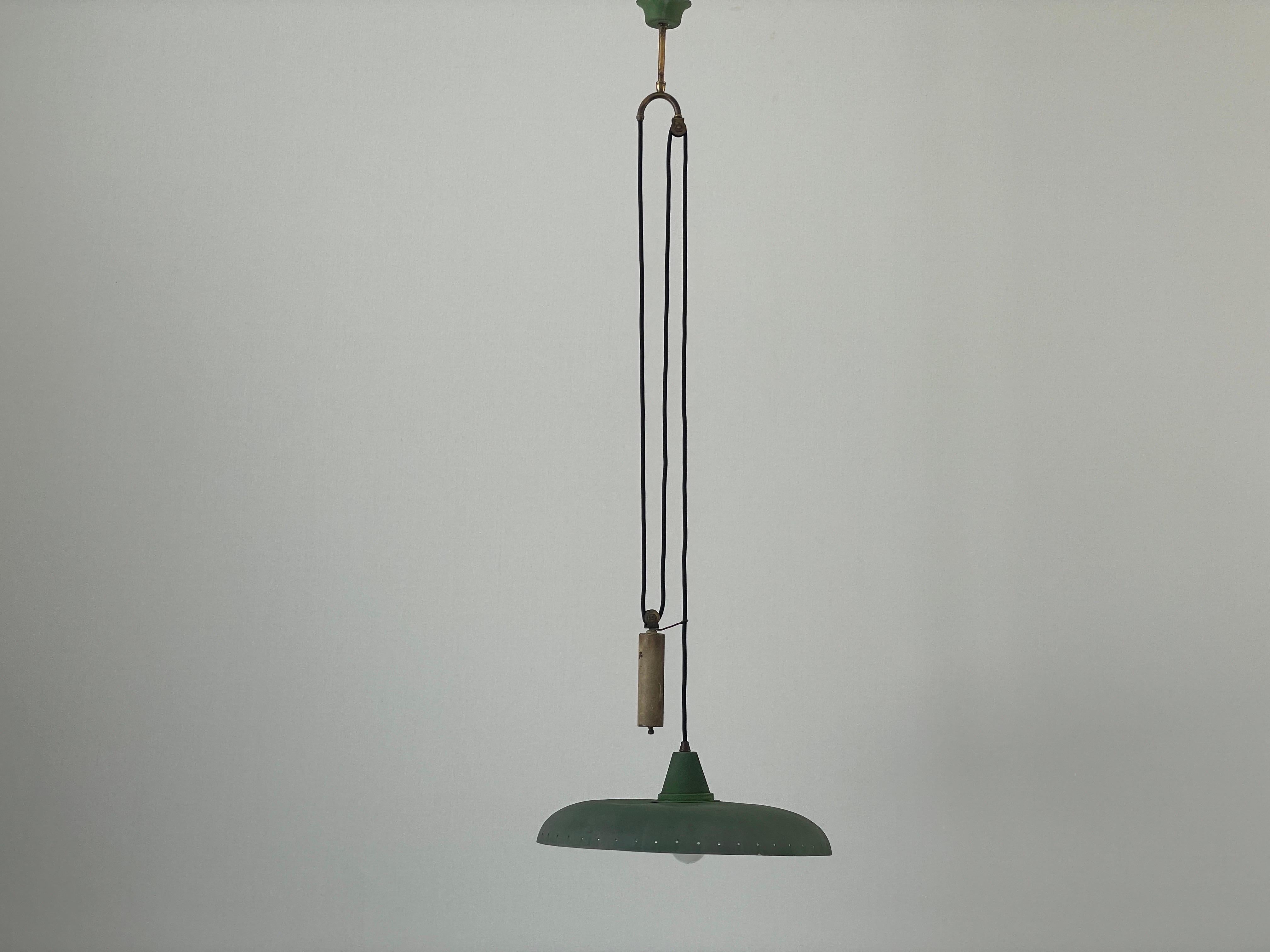 Lámpara colgante de contrapeso con pantalla verde, moderna italiana de mediados de siglo, años 50, Italia en venta 4