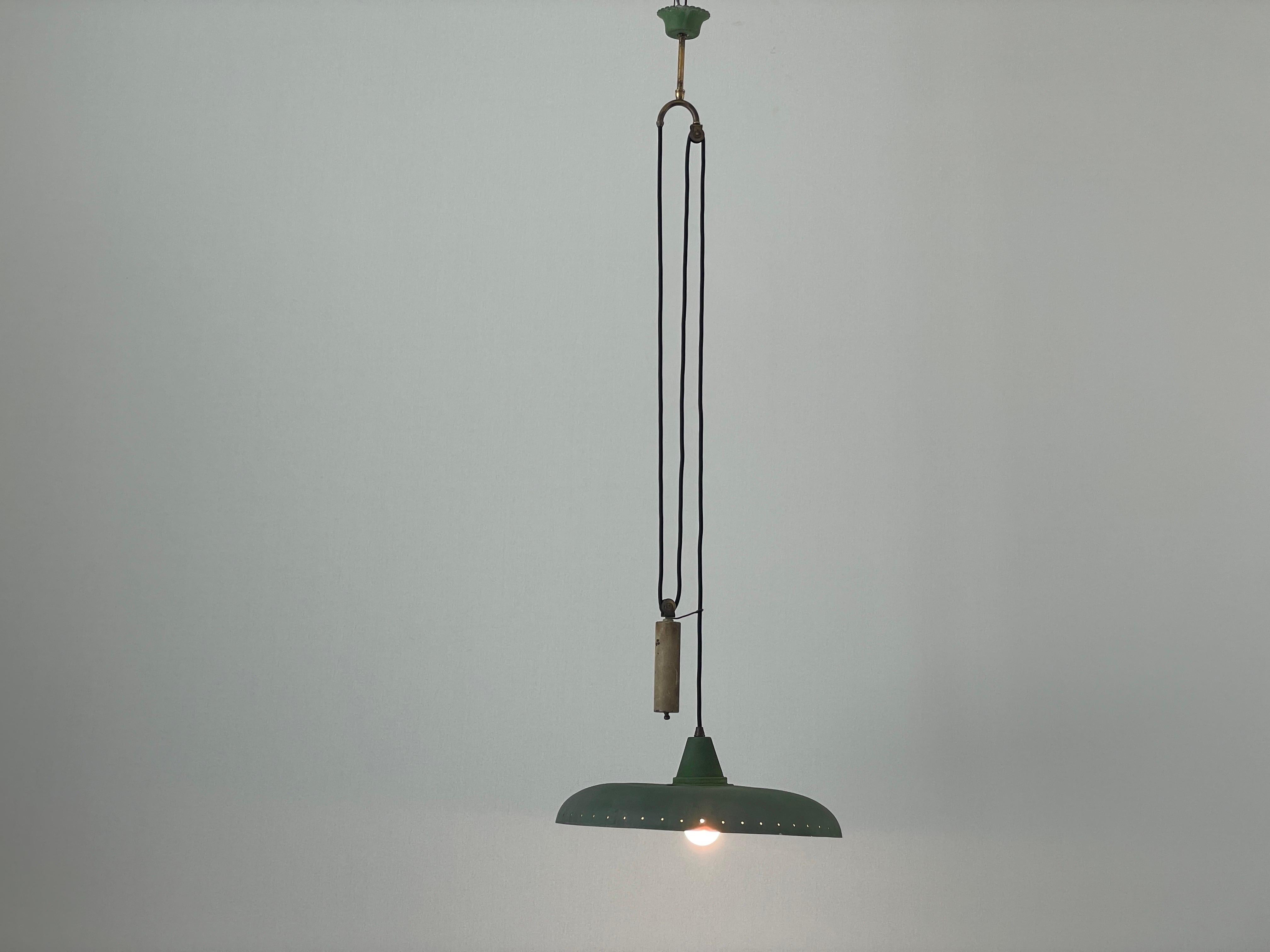 Lámpara colgante de contrapeso con pantalla verde, moderna italiana de mediados de siglo, años 50, Italia en venta 5