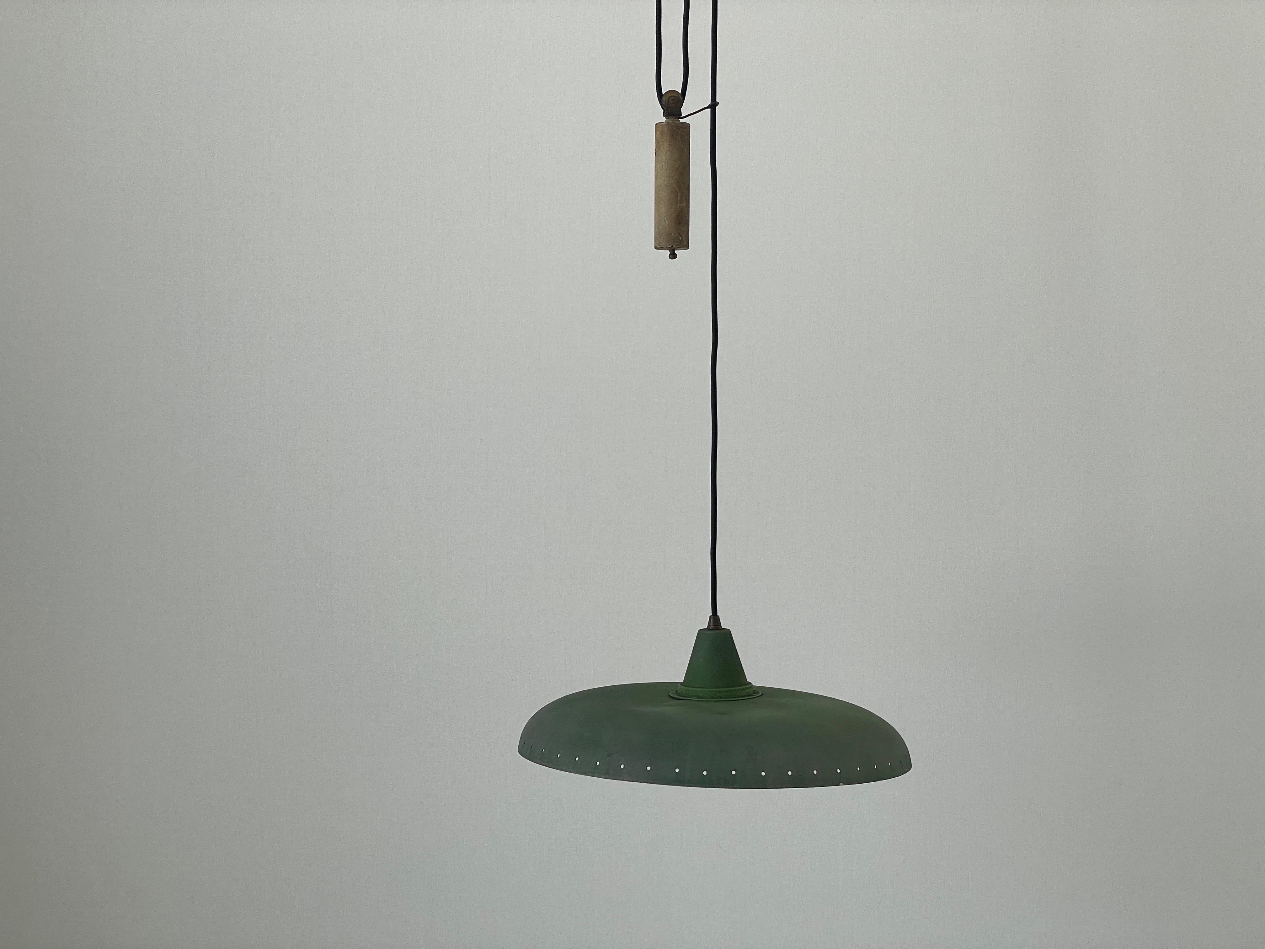 Lámpara colgante de contrapeso con pantalla verde, moderna italiana de mediados de siglo, años 50, Italia en venta 6