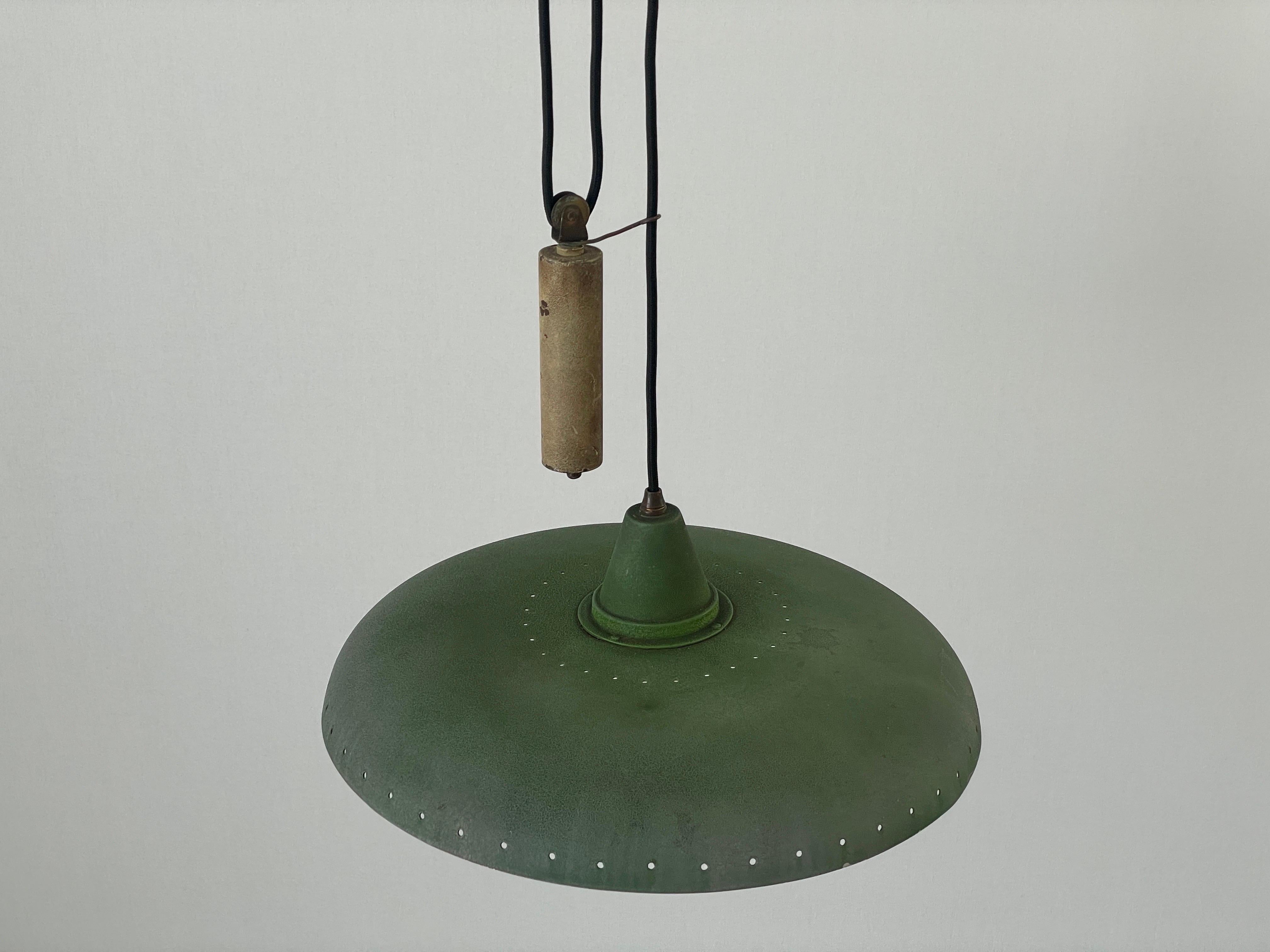 Lámpara colgante de contrapeso con pantalla verde, moderna italiana de mediados de siglo, años 50, Italia Moderno de mediados de siglo en venta
