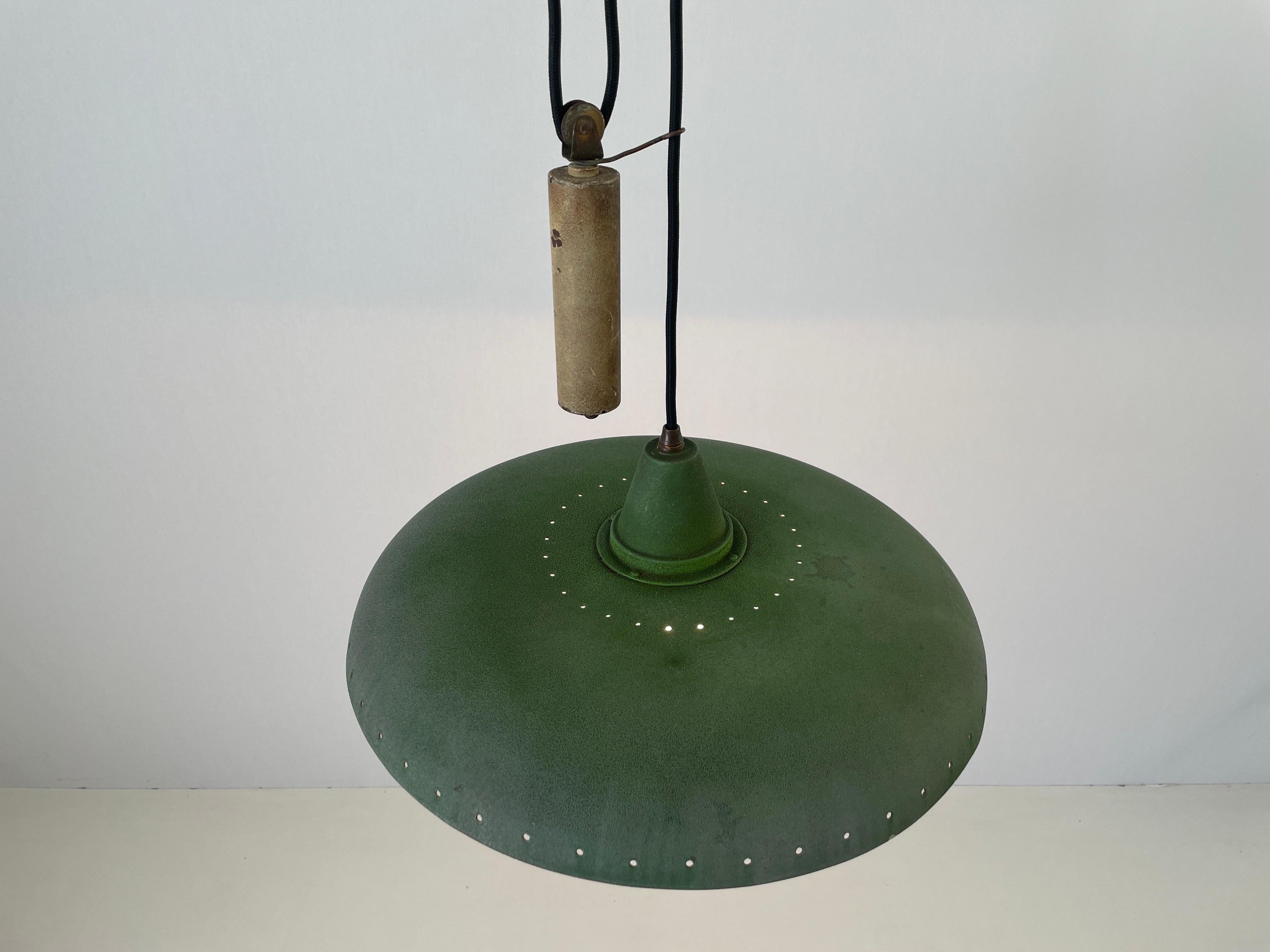 Lámpara colgante de contrapeso con pantalla verde, moderna italiana de mediados de siglo, años 50, Italia en Bueno estado para la venta en Hagenbach, DE