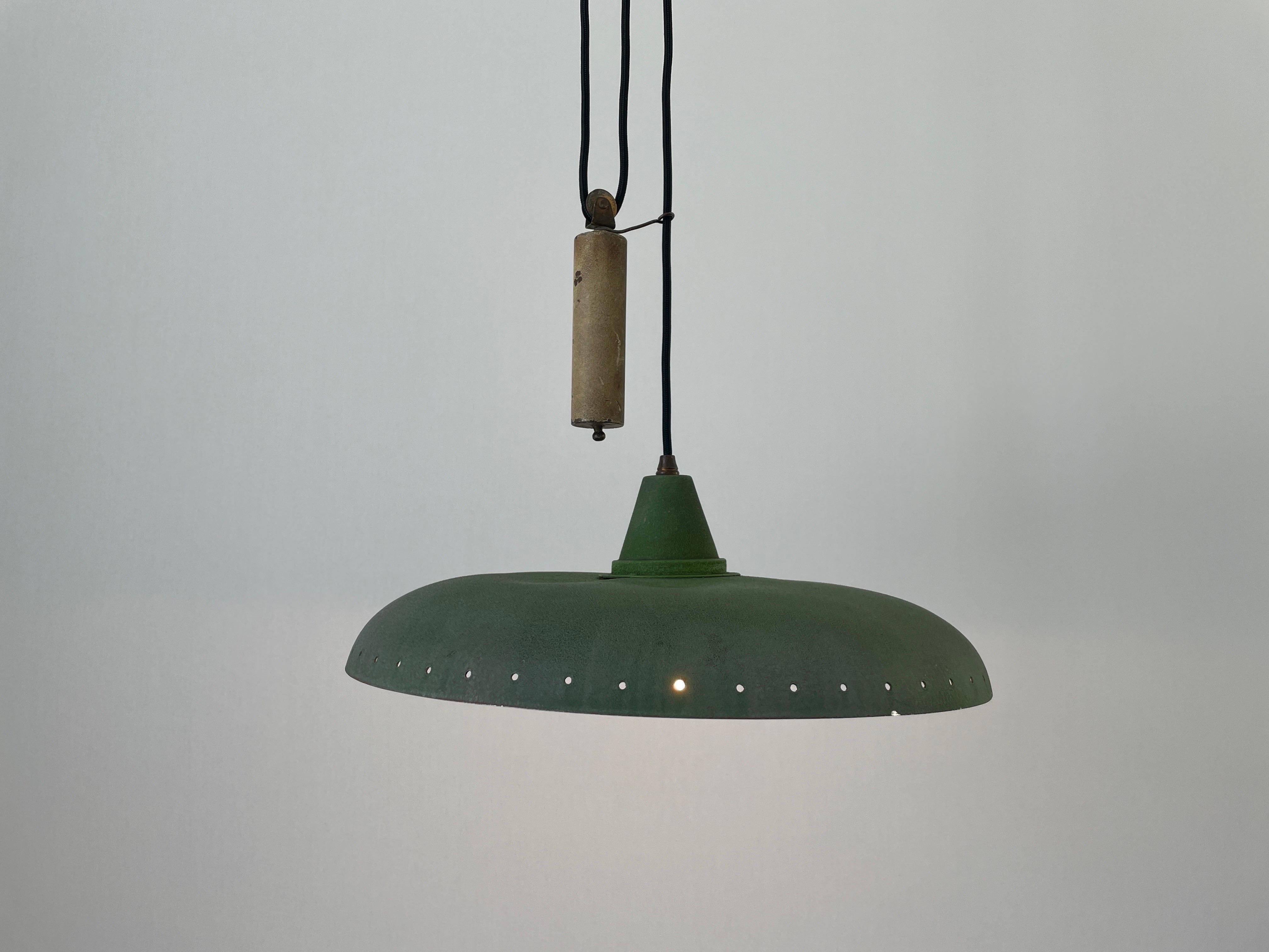 Lámpara colgante de contrapeso con pantalla verde, moderna italiana de mediados de siglo, años 50, Italia mediados del siglo XX en venta