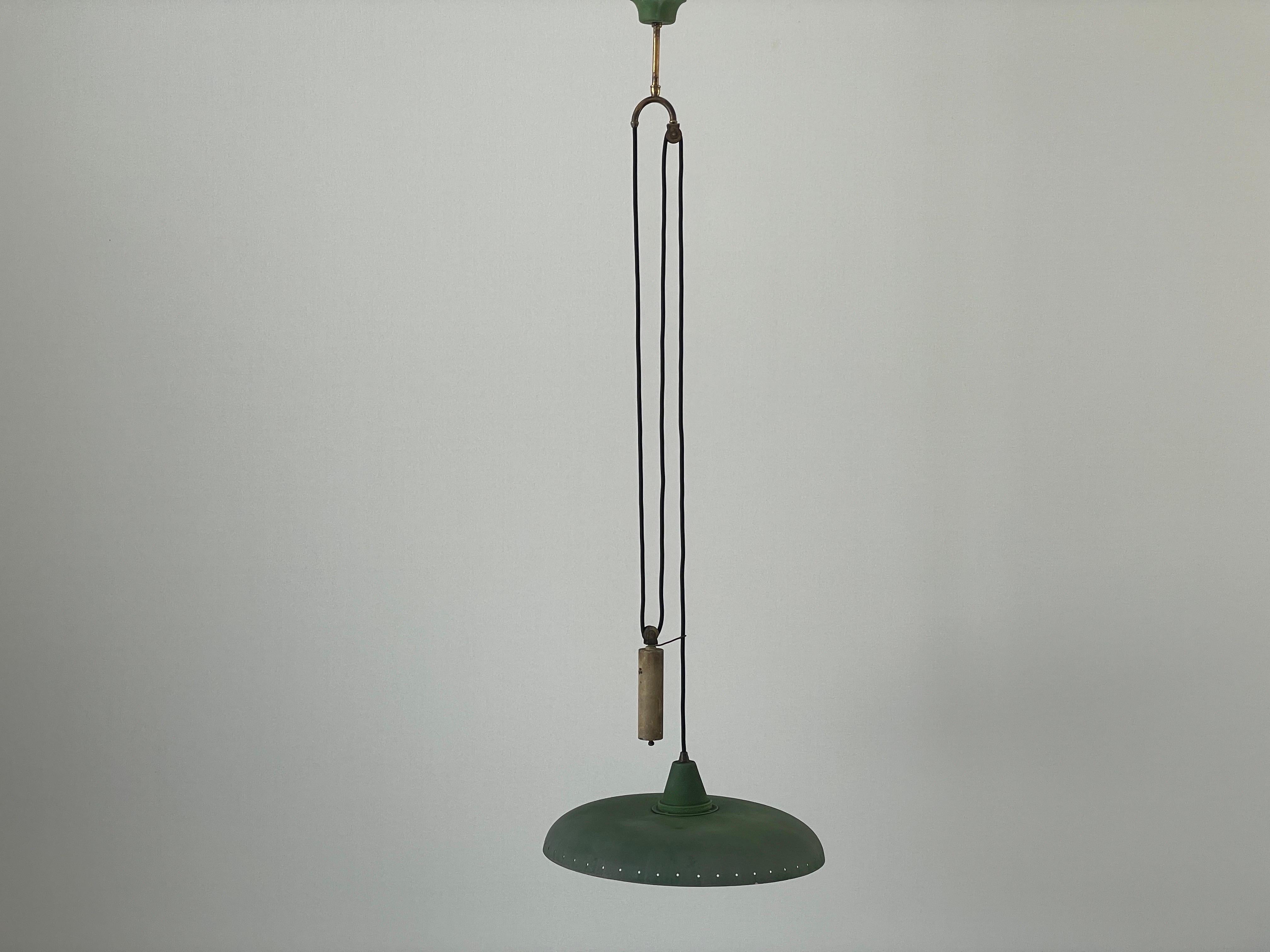 Lámpara colgante de contrapeso con pantalla verde, moderna italiana de mediados de siglo, años 50, Italia en venta 1