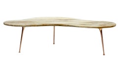 Table de cocktail italienne moderne du milieu du siècle dernier en marbre en forme de rein avec pieds en laiton