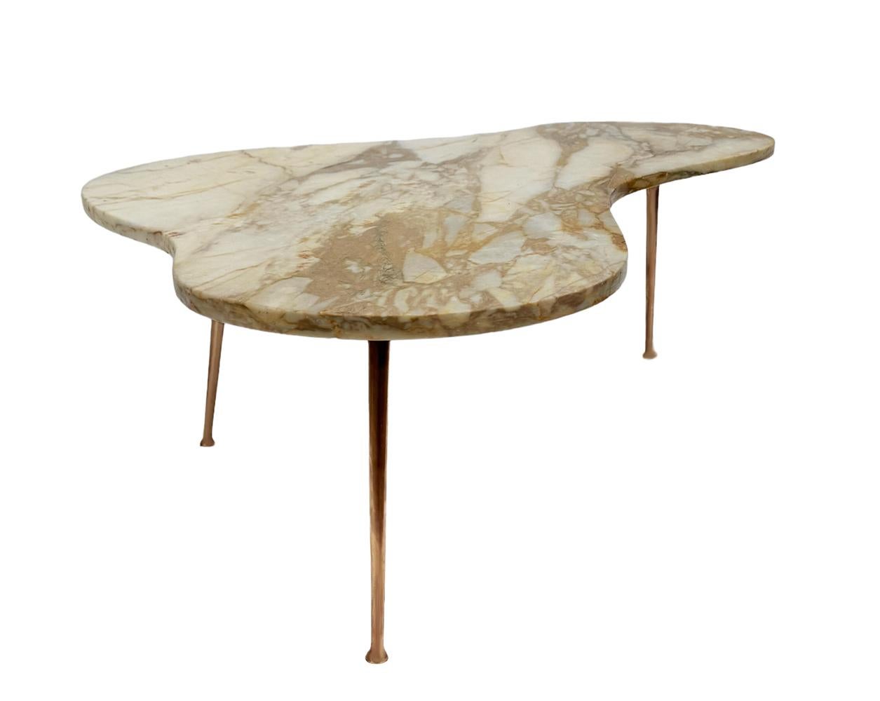 Mid-Century Modern Table de cocktail italienne moderne du milieu du siècle dernier en marbre en forme de rein avec pieds en laiton en vente