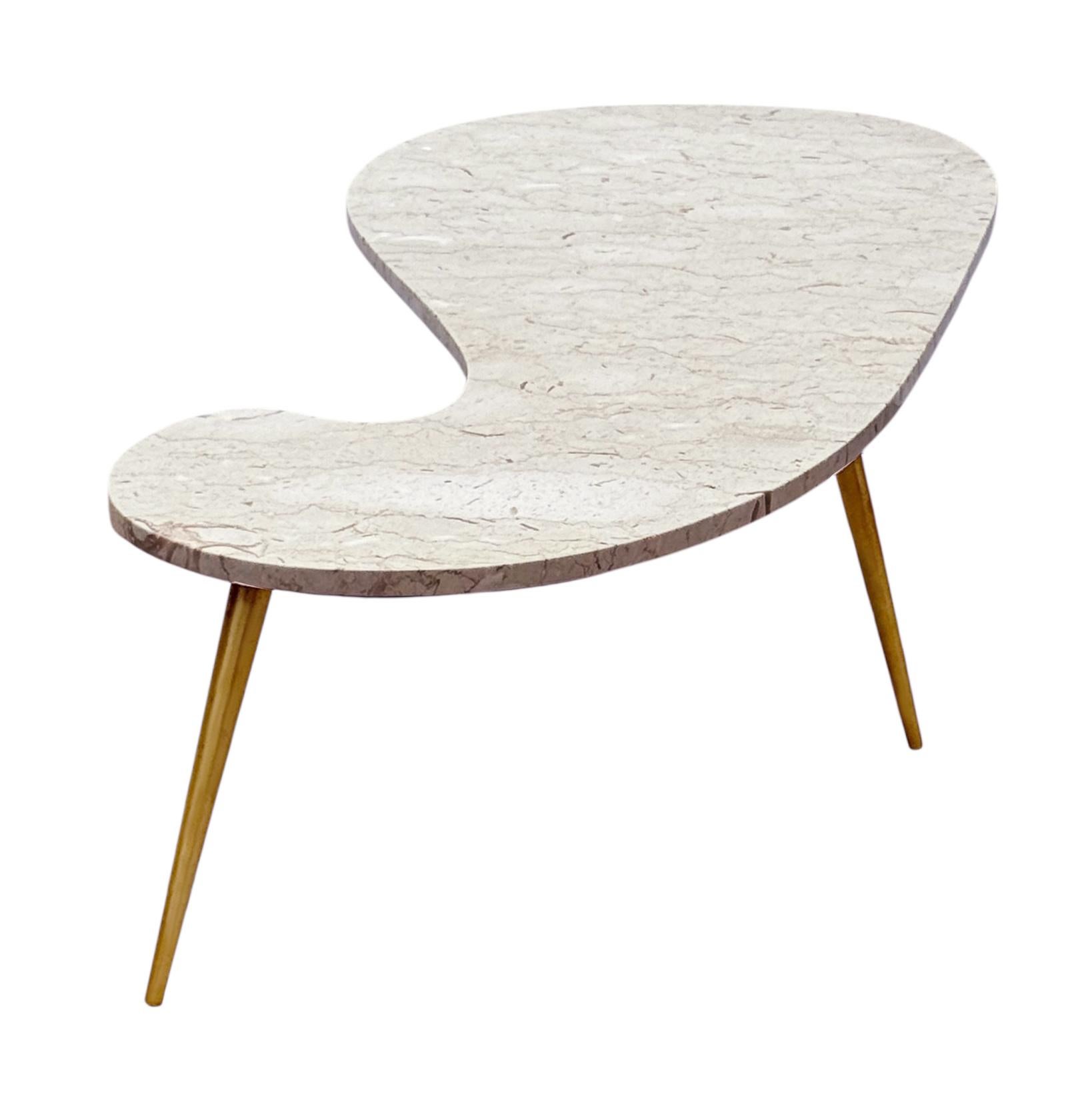 Mid-Century Modern Table de cocktail italienne moderne du milieu du siècle dernier en marbre en forme de rein avec pieds en laiton en vente