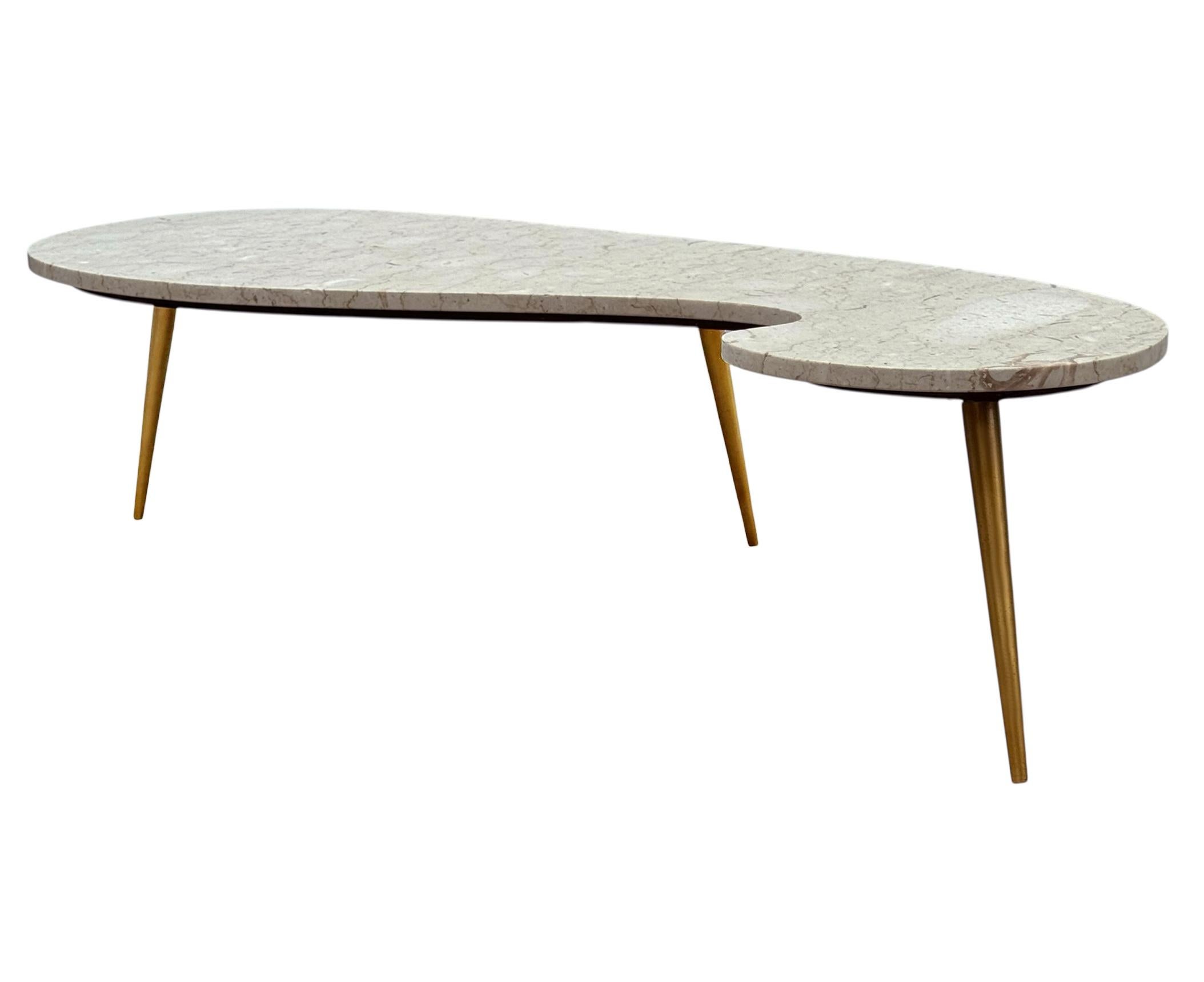 Table de cocktail italienne moderne du milieu du siècle dernier en marbre en forme de rein avec pieds en laiton Bon état - En vente à Philadelphia, PA