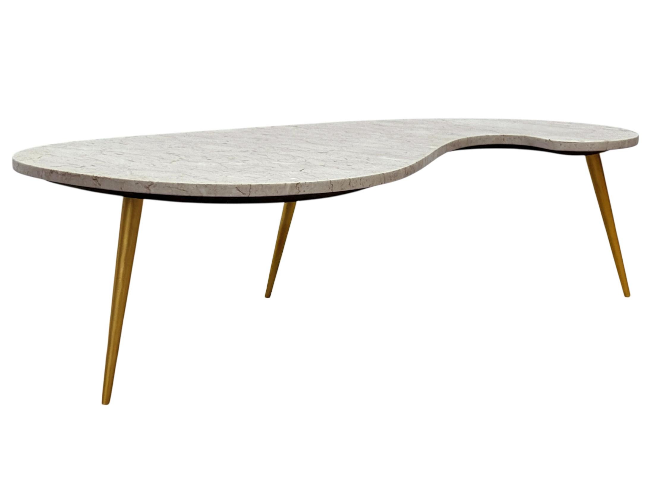Milieu du XXe siècle Table de cocktail italienne moderne du milieu du siècle dernier en marbre en forme de rein avec pieds en laiton en vente