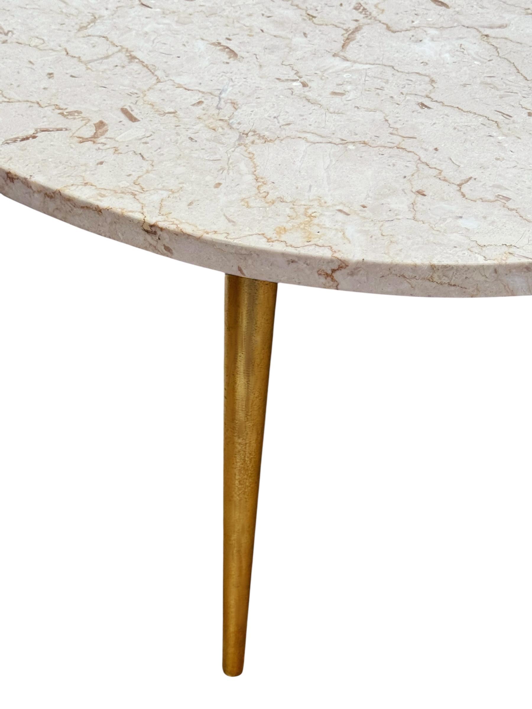 Laiton Table de cocktail italienne moderne du milieu du siècle dernier en marbre en forme de rein avec pieds en laiton en vente