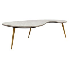 Tavolo da cocktail in marmo a forma di rene del Mid Century Modern italiano con gambe in ottone