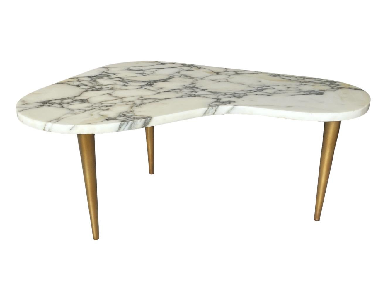 Mid Century Italian Modern Kidney Shape Marble Side Table or Coffee Table In Good Condition For Sale In Philadelphia, PA