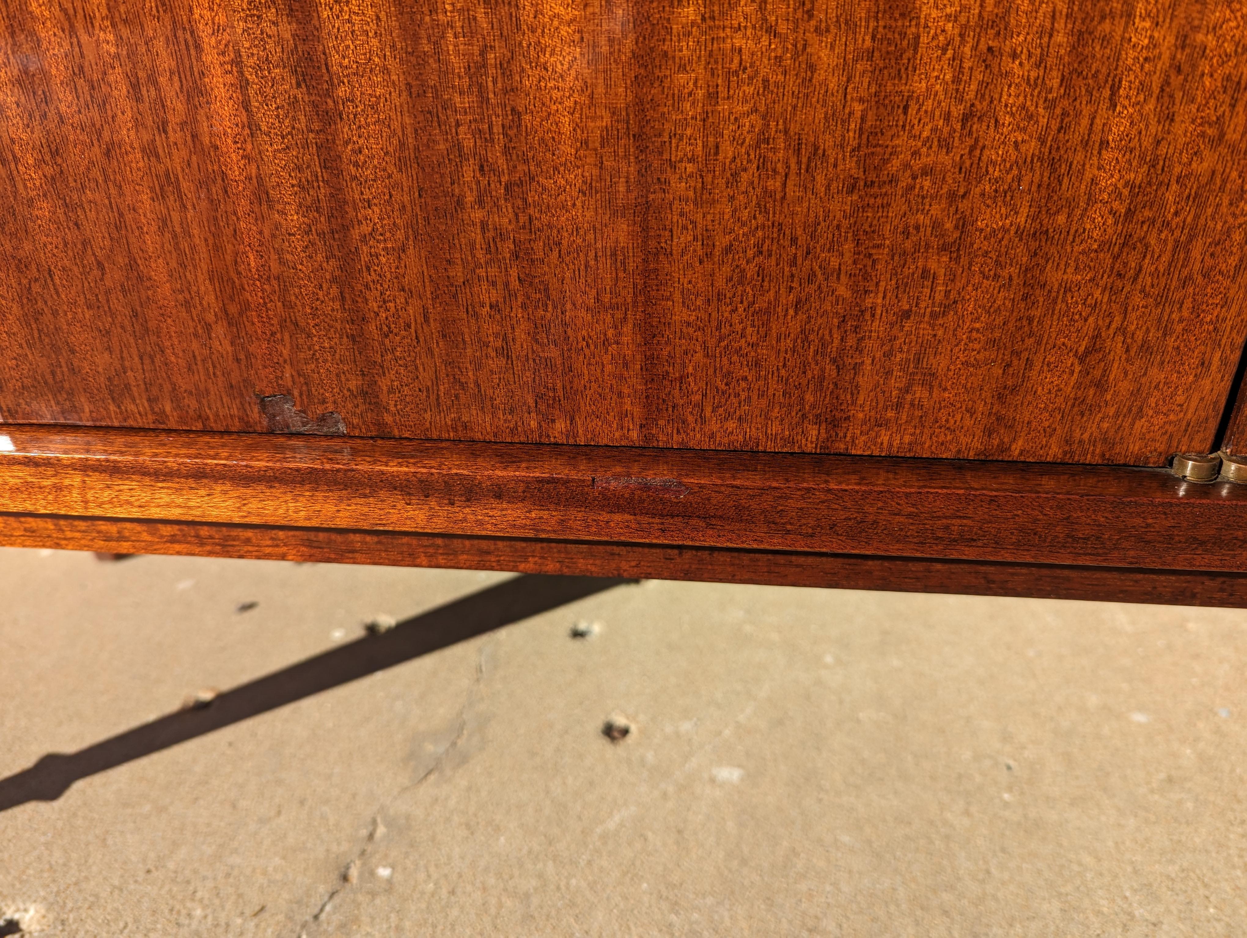 Mid Century Italian Modern Lacquered Credenza  For Sale 3