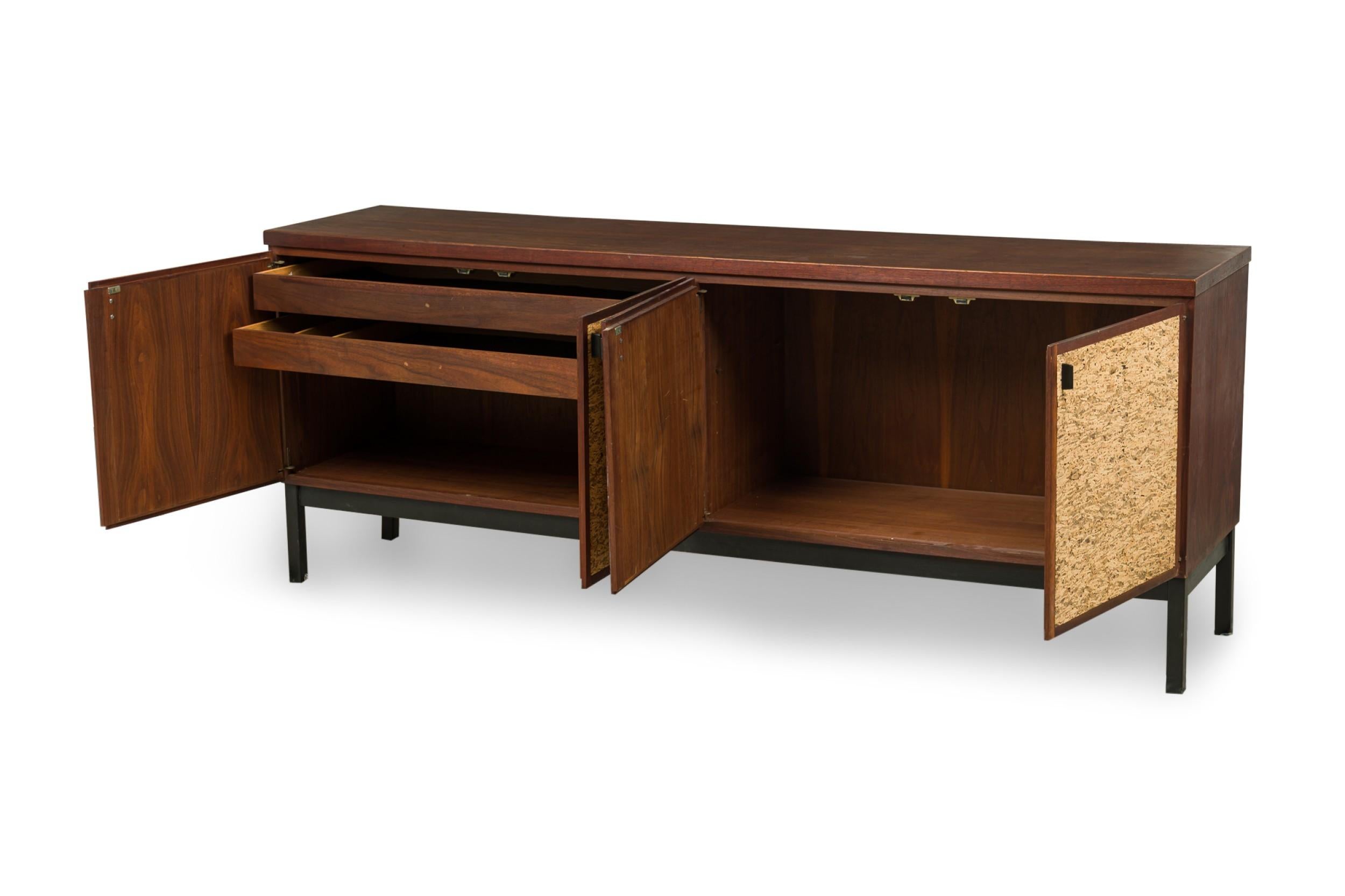 20ième siècle Crédence/ Buffet italienne moderne du milieu du siècle dernier, à 4 portes, en acajou et liège en vente