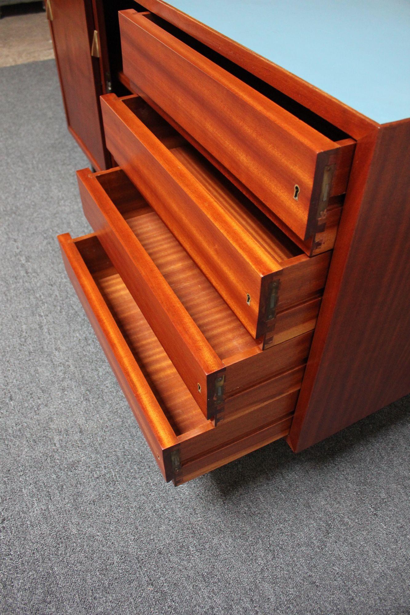 Moderne italienische Mahagoni-Anrichte aus der Mitte des Jahrhunderts mit blauer Laminat-Oberfläche im Angebot 1