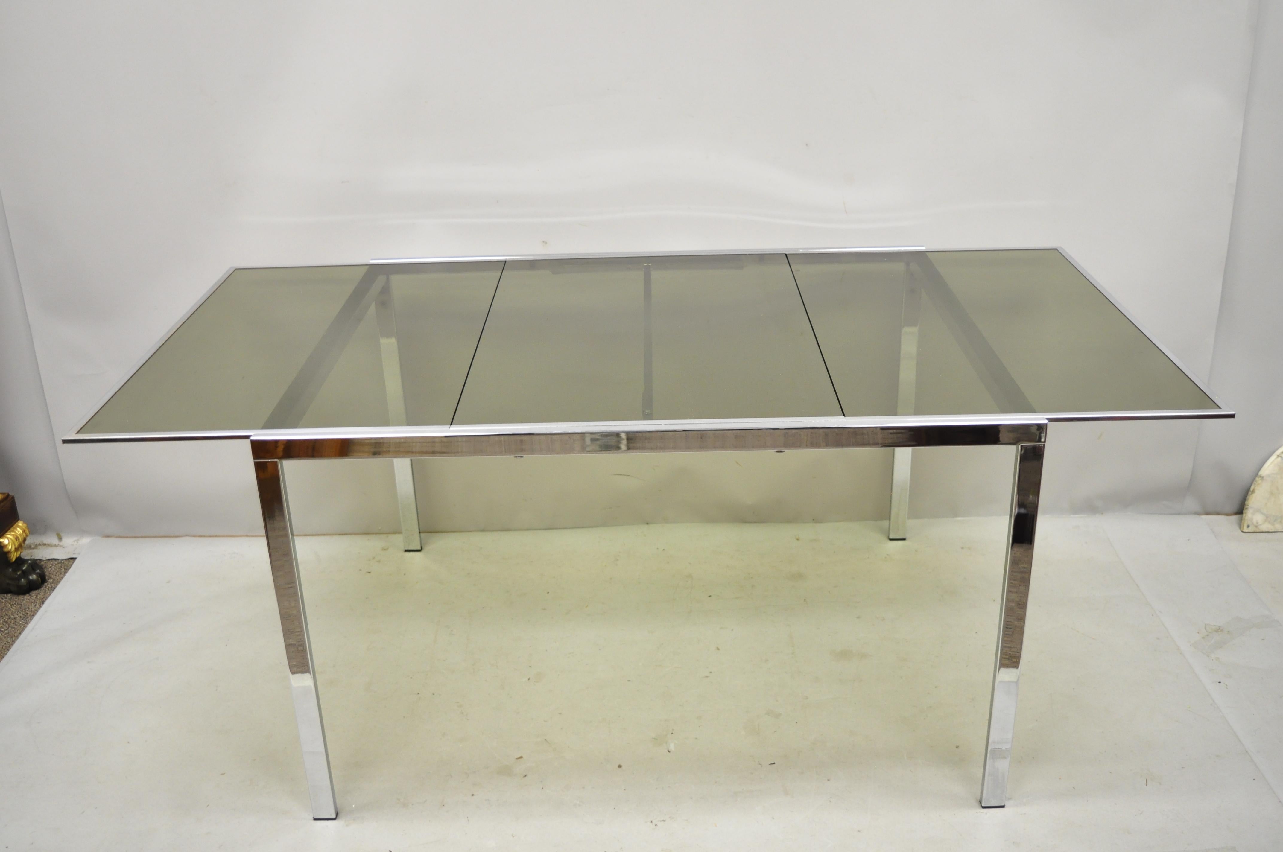 Table de salle à manger italienne mi-siècle moderne à rallonge chromée et verre en vente 6