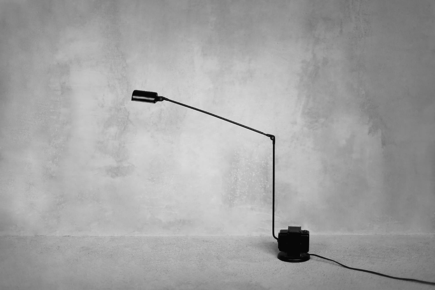 This minimalist and elegant Daphine table lamp was designed by Tommaso Cimini for the Italian manufacturer Lumina during the 1980s. The prototype of the lamp was created in 1975 for the design fair in Milan as the simplest table lamp. The lamp comes