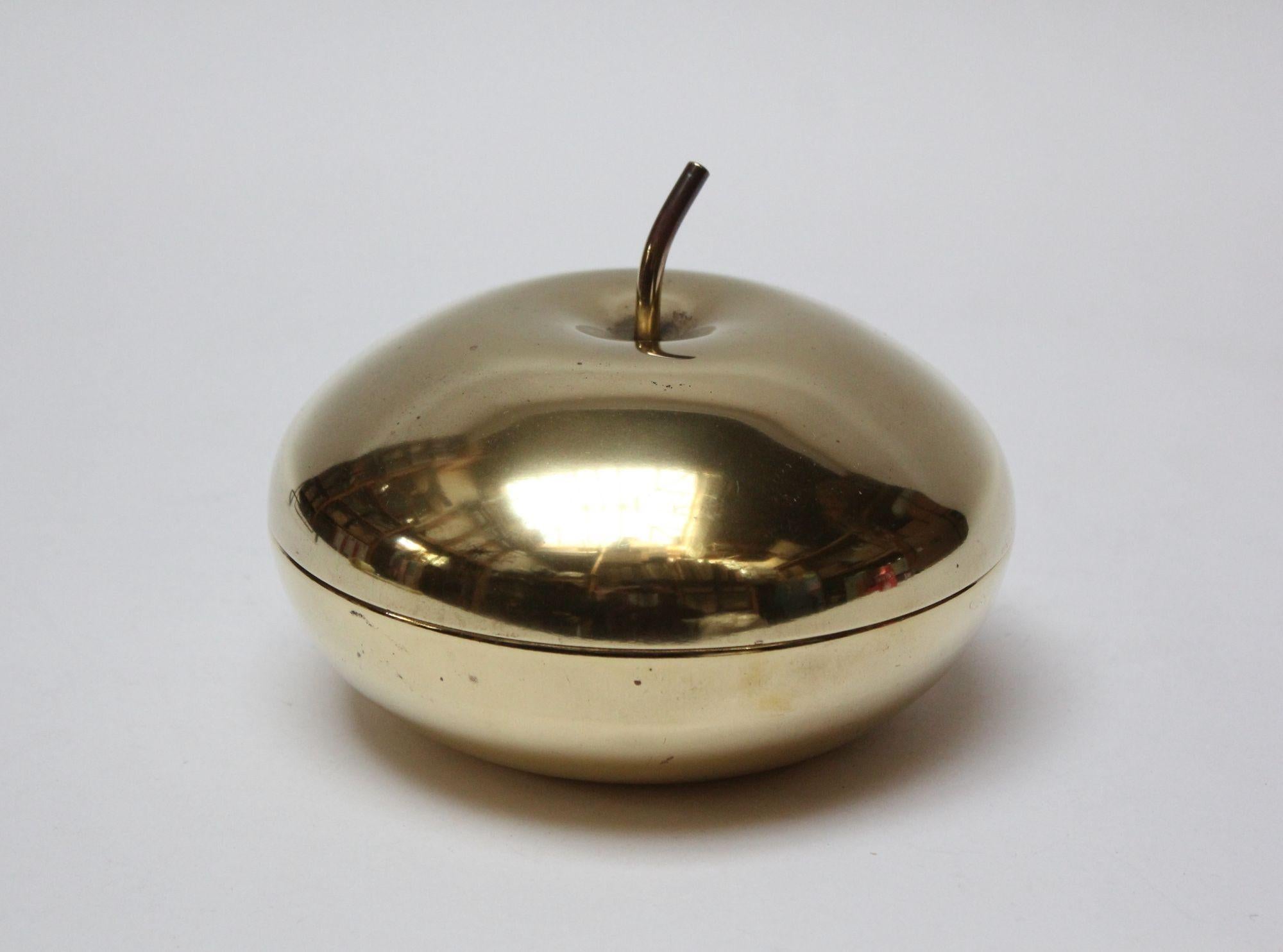 Mid-Century Italian Modern brass snack/candy/serving dish with lidded top formed to resemble an apple.
This is a shorter, uninsulated version of fruit and vegetable-formed ice buckets made in Italy and France at the time.
Though shallow, this
