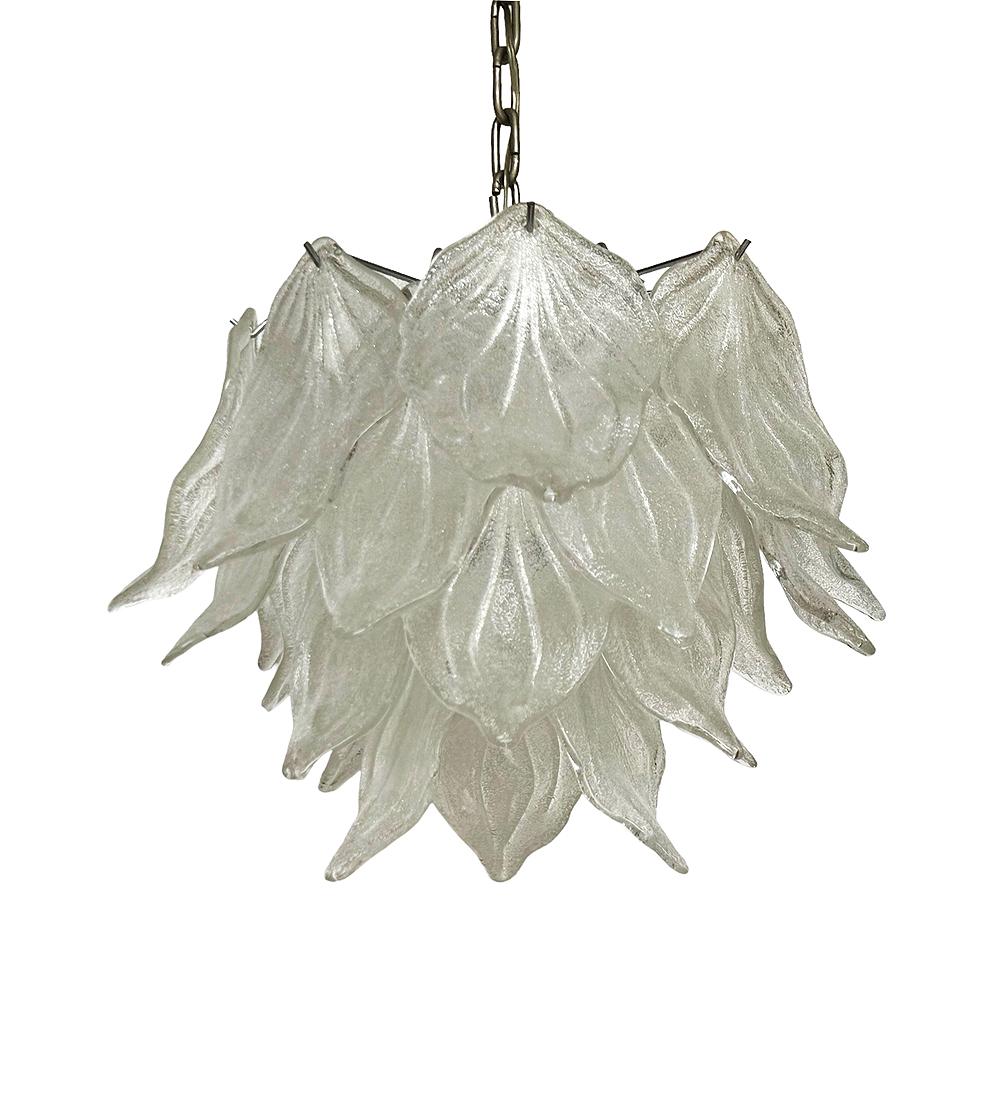 Un superbe chef-d'œuvre de Barovier&Toso pour le lustre en verre de Murano. Elle présente des prismes en verre soufflé sur une structure métallique. Testé et entièrement fonctionnel. Prêt pour une utilisation immédiate.