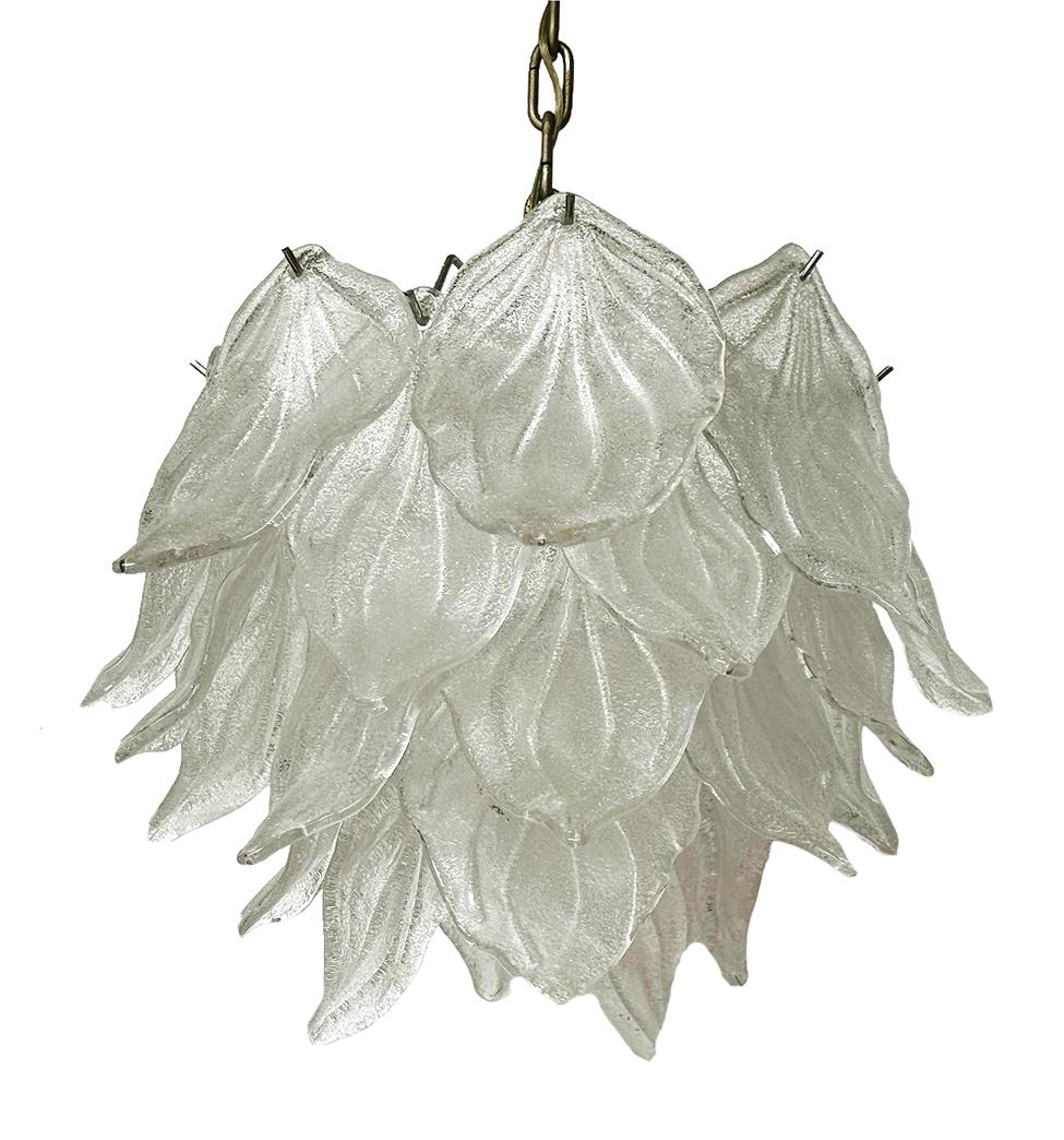 Laiton Lustre à pétales en verre de Murano de style italien du milieu du siècle dernier par Barovier & Toso en vente