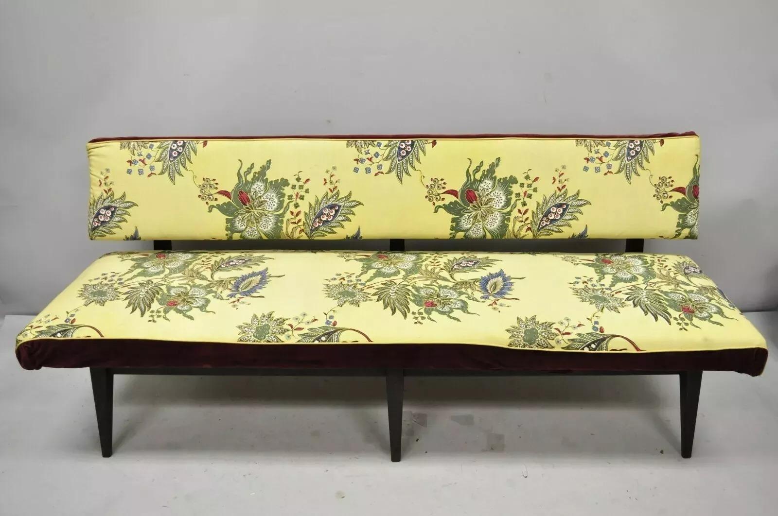 Vintage Mid Century Italian Modern Oak Wood Banquette Settee Bench After Paolo Buffa. Item features a solid wood frame, beautiful wood grain, tapered legs, clean modernist lines, sleek sculptural form. Circa Mid 20th Century. Measurements: 30