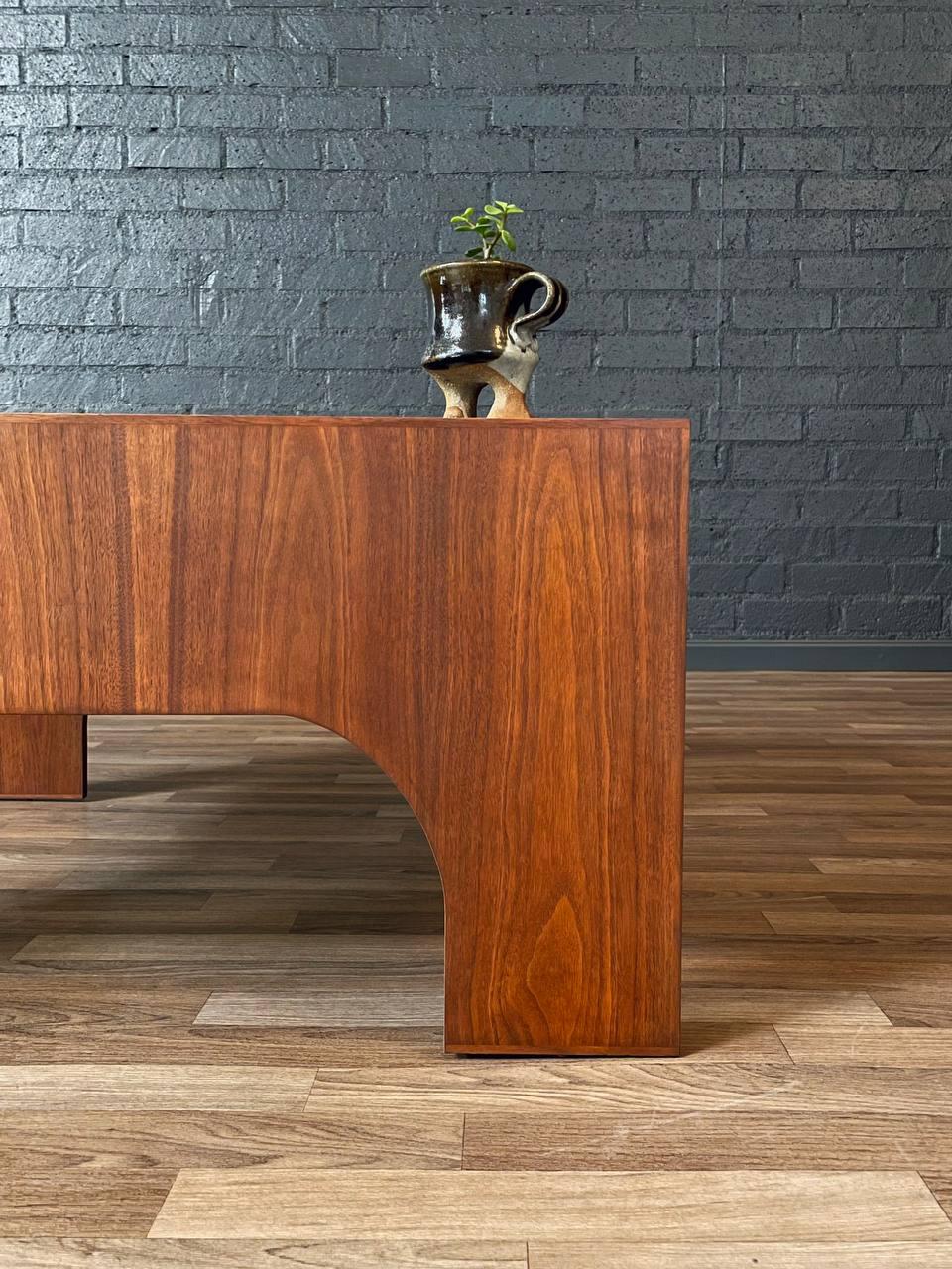 Mid-Century Italian Modern “Oriolo” Smoke Glass Coffee Table by Claudio Salocchi im Angebot 3