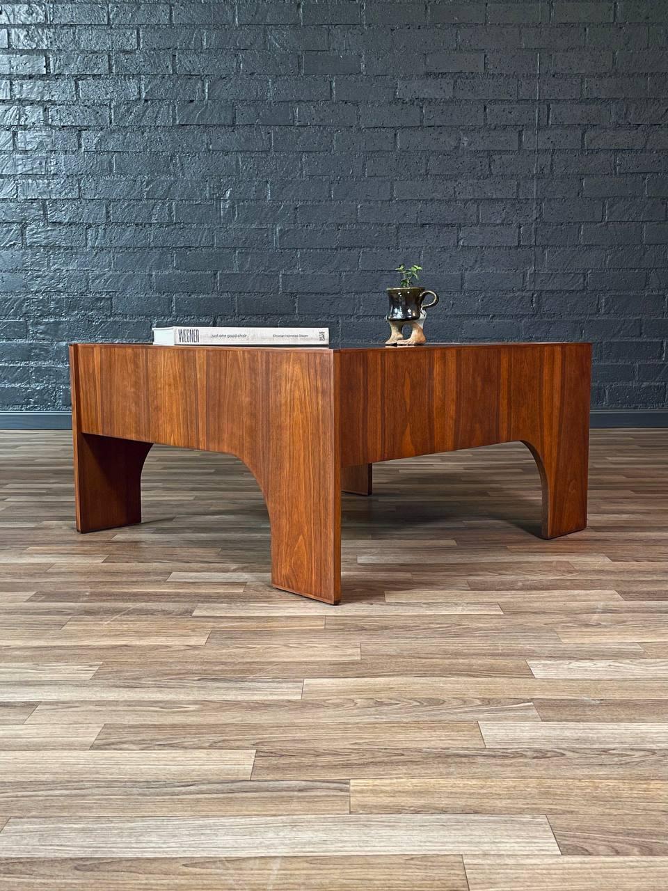 Mid-Century Italian Modern “Oriolo” Smoke Glass Coffee Table by Claudio Salocchi (Moderne der Mitte des Jahrhunderts) im Angebot