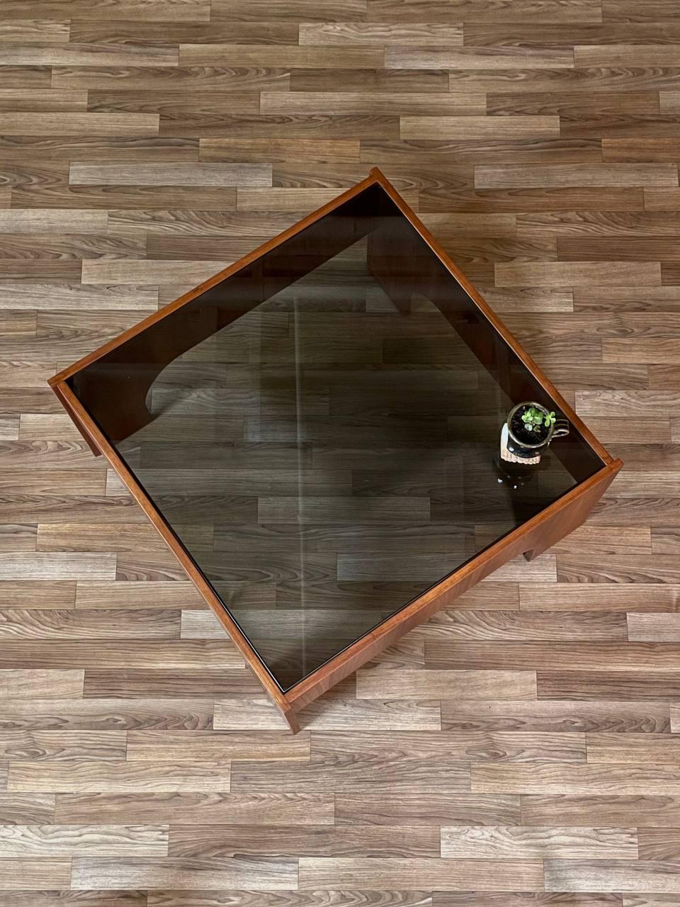 Mid-Century Italian Modern “Oriolo” Smoke Glass Coffee Table by Claudio Salocchi (Mitte des 20. Jahrhunderts) im Angebot