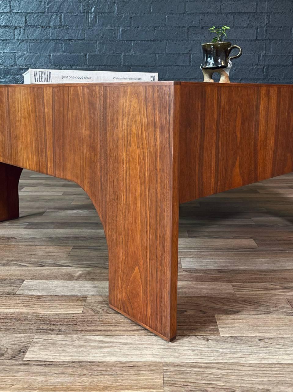 Mid-Century Italian Modern “Oriolo” Smoke Glass Coffee Table by Claudio Salocchi im Angebot 2