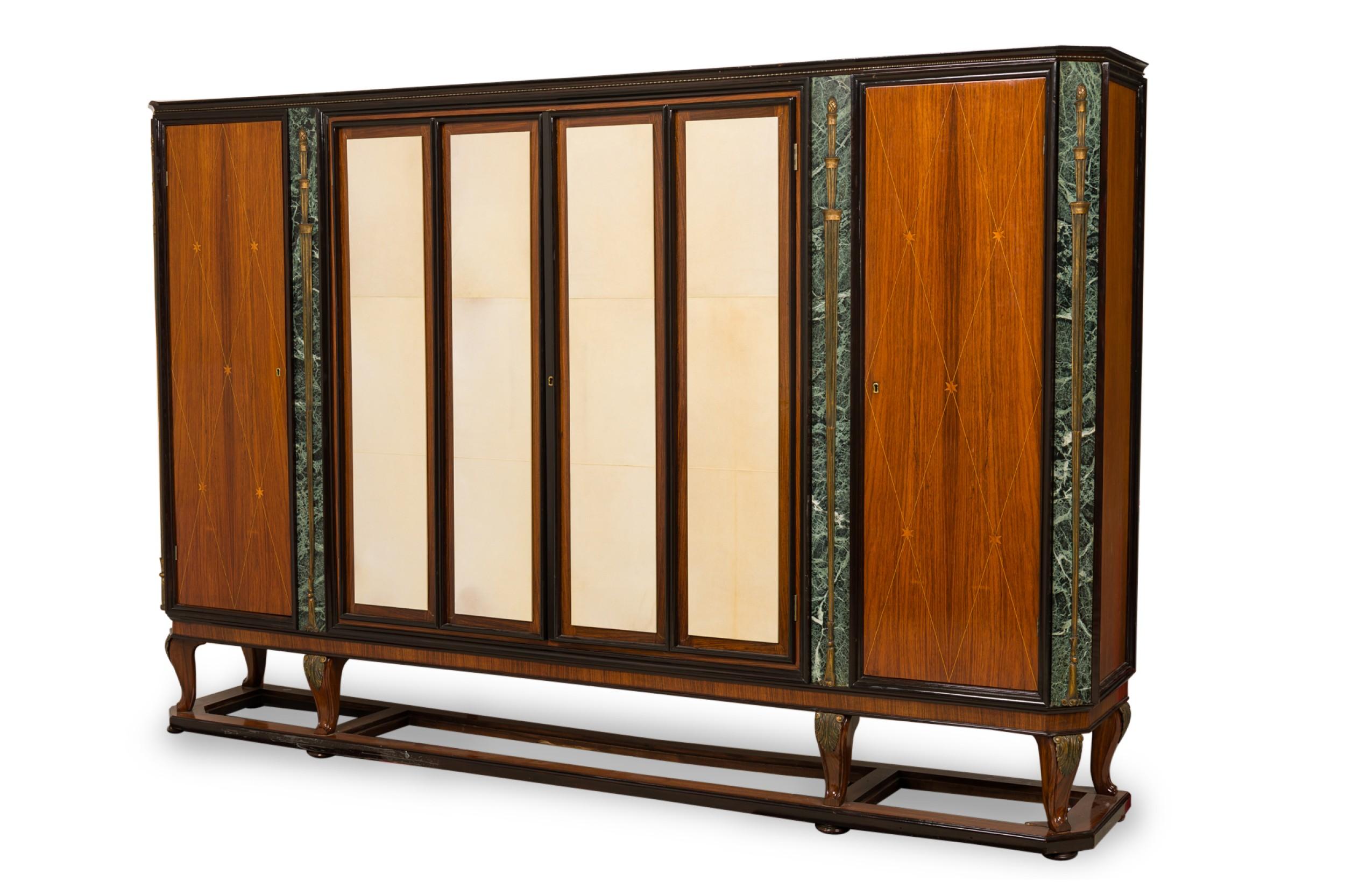 Italienisches modernes, rechteckiges Bücherregal aus Palisander aus der Jahrhundertmitte (1940er Jahre) mit 2 zentrierten Marmorsäulen mit kannelierten, vergoldeten Stäben, 4 Türen (2 mit Glas, 2 mit diagonalem Starburst-Muster), die sich öffnen