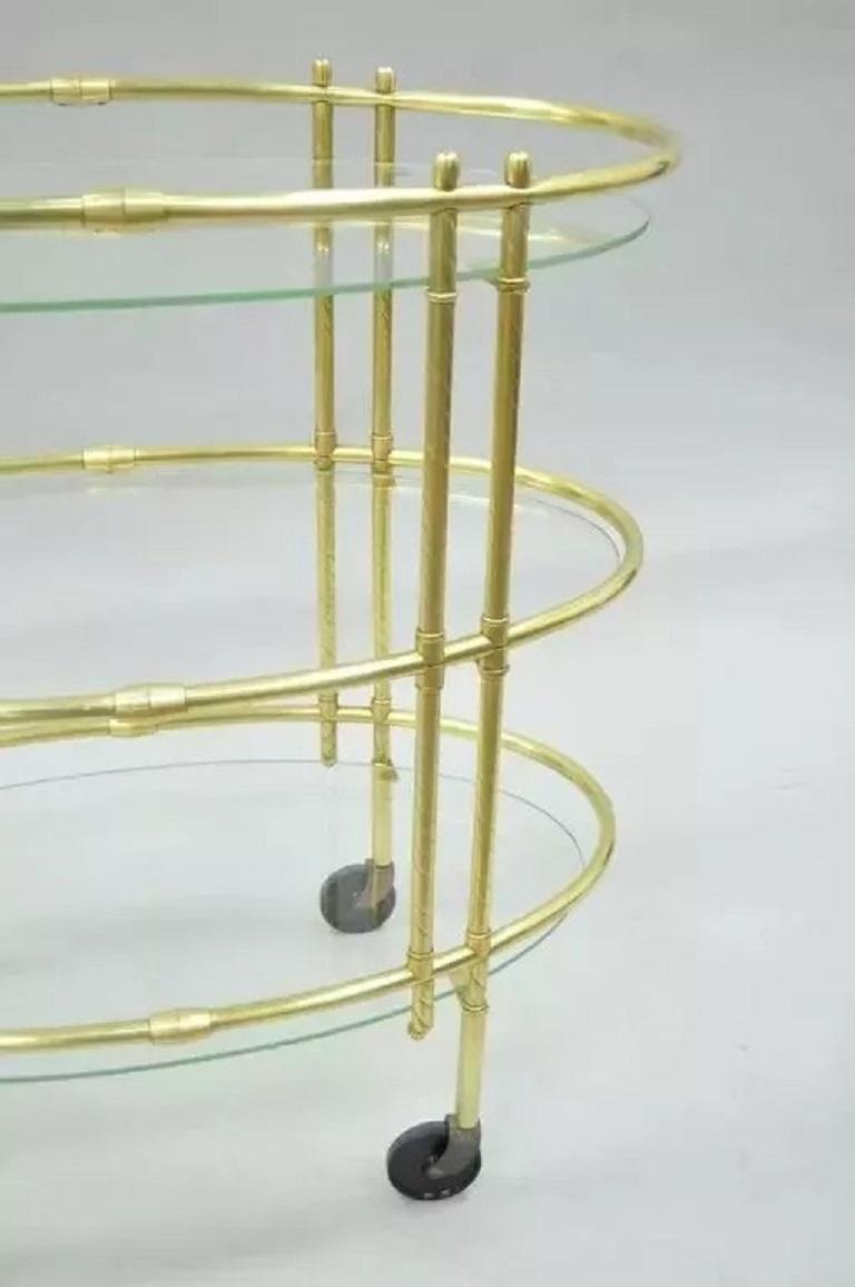 Mid-Century Modern Chariot de bar ovale à trois plateaux en laiton poli et verre, de style italien moderne du milieu du siècle dernier en vente