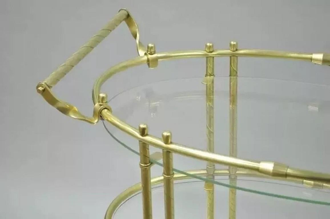 Inconnu Chariot de bar ovale à trois plateaux en laiton poli et verre, de style italien moderne du milieu du siècle dernier en vente