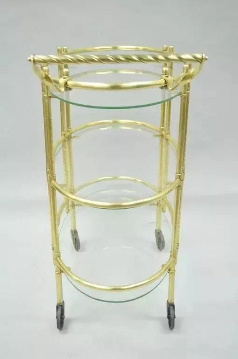 20ième siècle Chariot de bar ovale à trois plateaux en laiton poli et verre, de style italien moderne du milieu du siècle dernier en vente