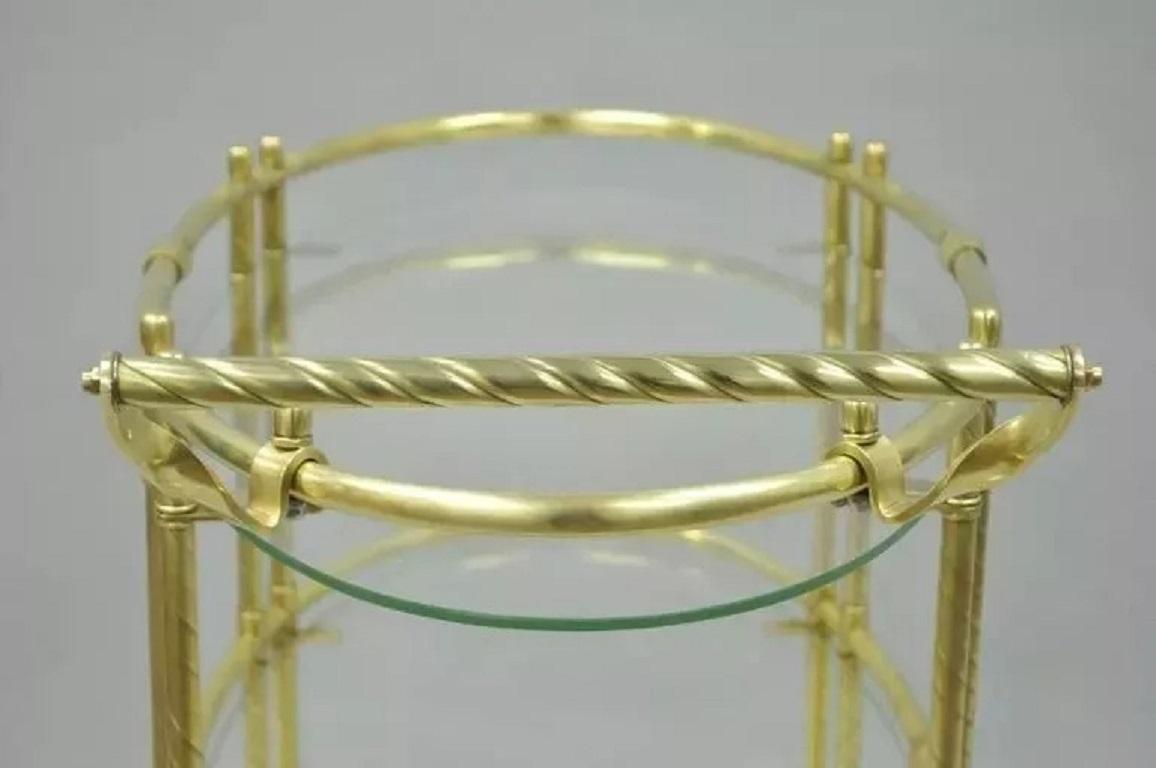 Laiton Chariot de bar ovale à trois plateaux en laiton poli et verre, de style italien moderne du milieu du siècle dernier en vente