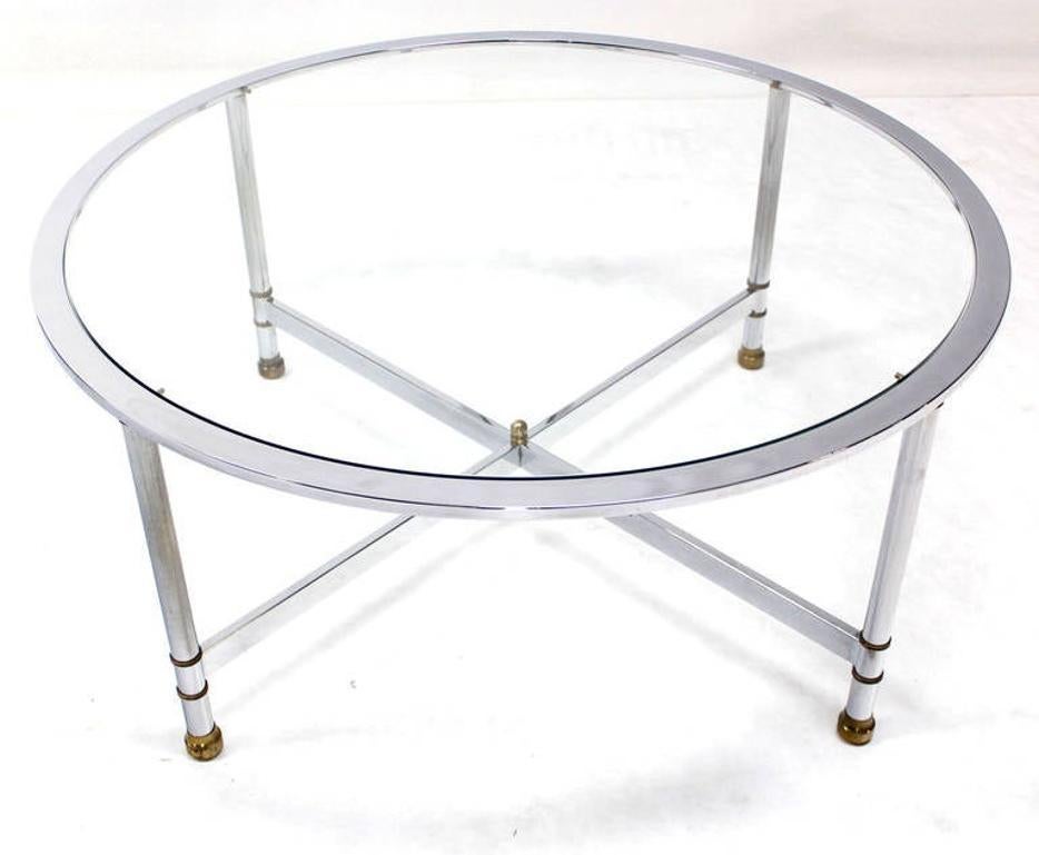 20ième siècle Table basse ronde à plateau en verre, base en chrome et laiton, italienne du milieu du siècle, Mint en vente