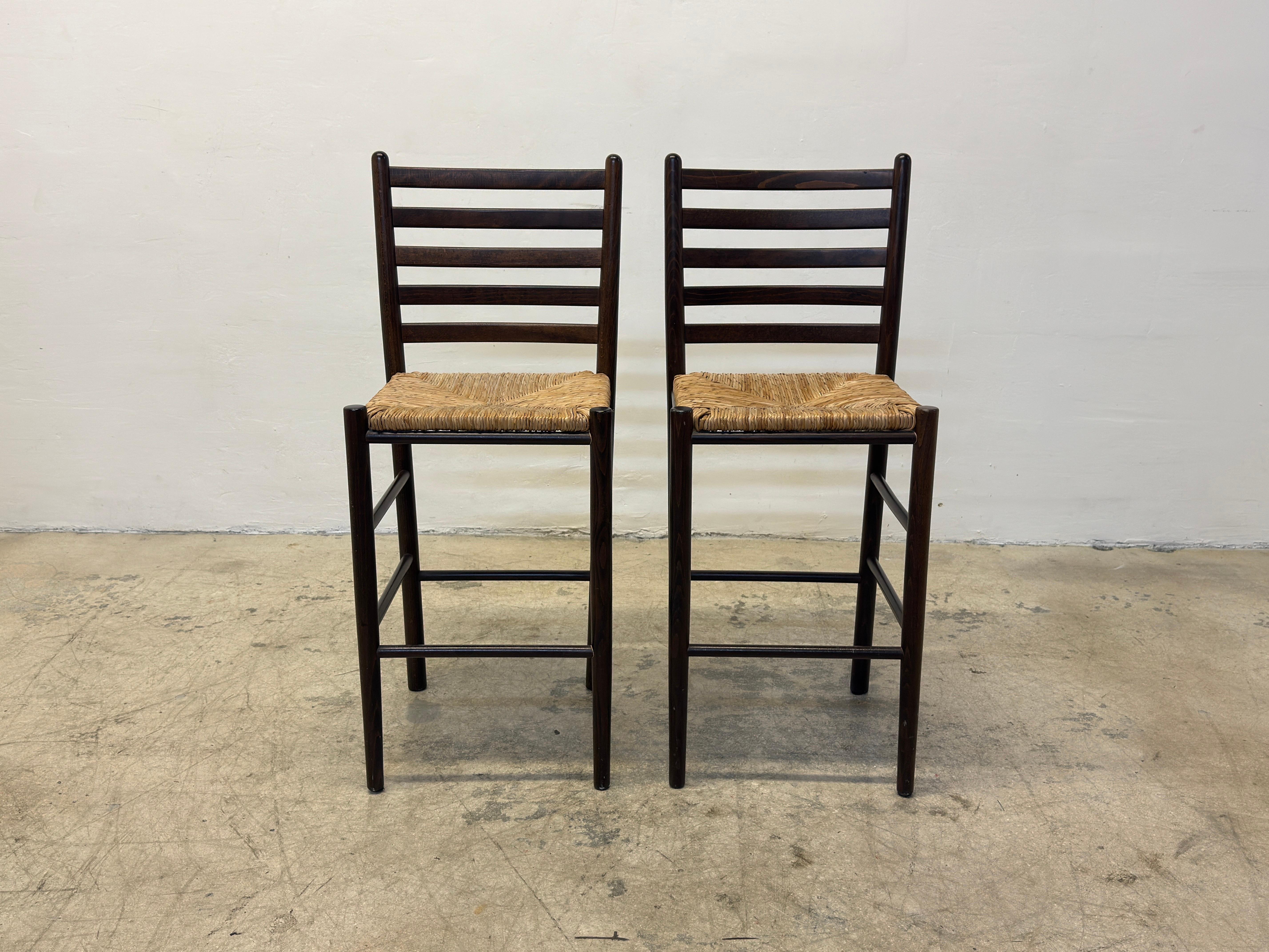 Paire de tabourets de comptoir italiens du milieu du siècle en jonc et bois teinté. 