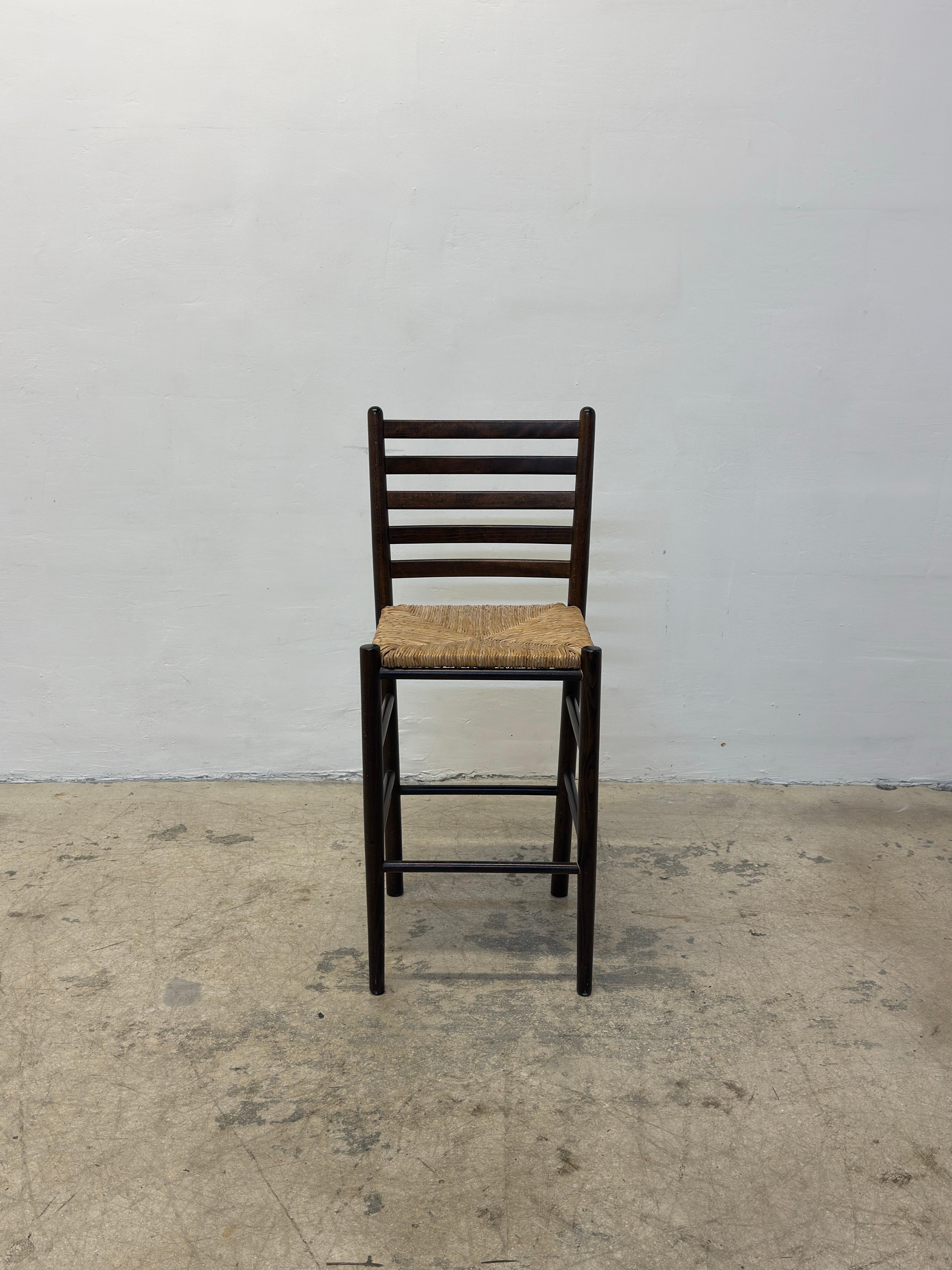 Mid-Century Modern Paire de tabourets à dossier haut en jonc et bois de la modernité italienne du milieu du siècle dernier en vente