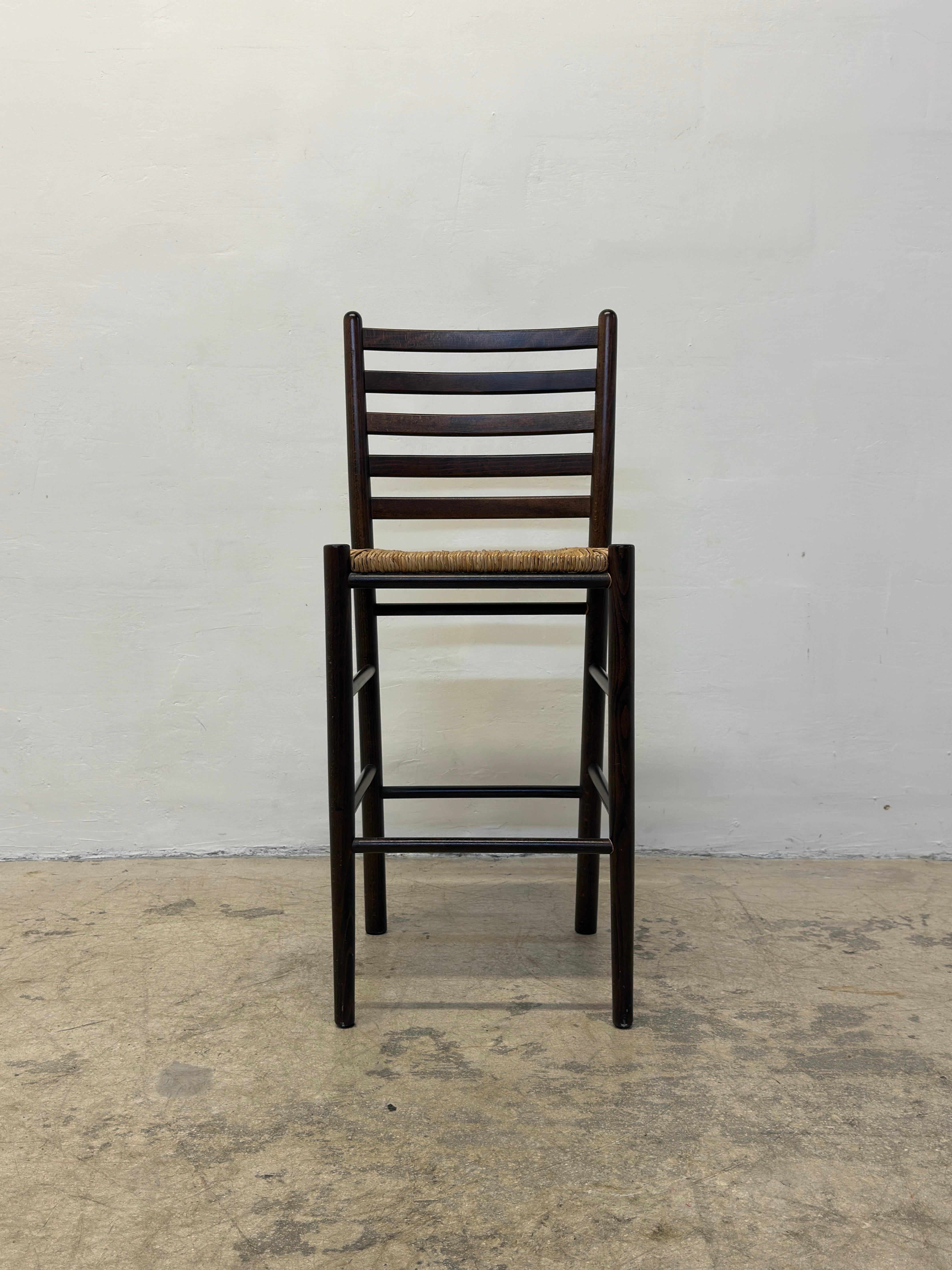 Paire de tabourets à dossier haut en jonc et bois de la modernité italienne du milieu du siècle dernier en vente 1
