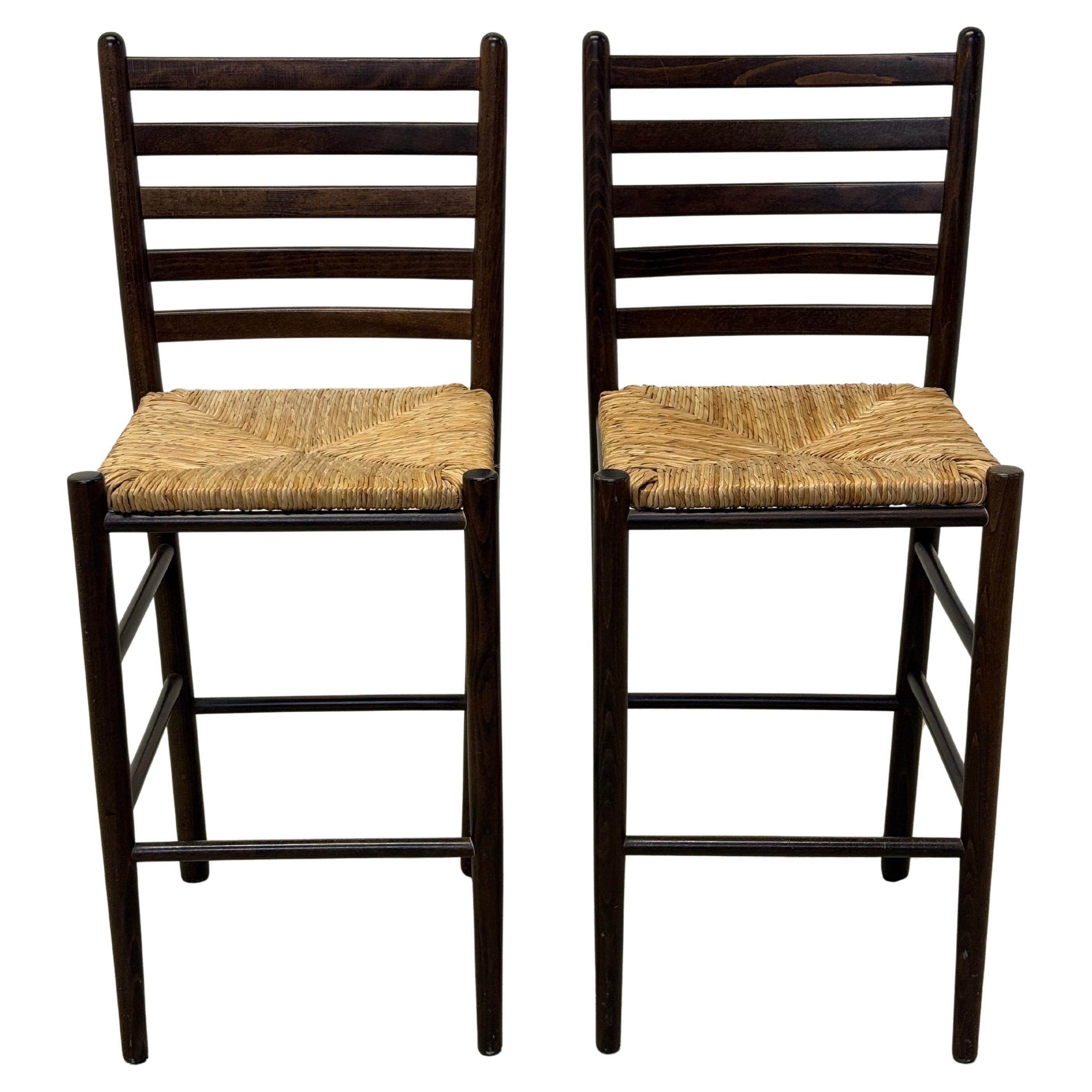 Paire de tabourets à dossier haut en jonc et bois de la modernité italienne du milieu du siècle dernier en vente