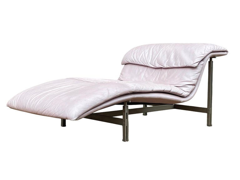 Mid-Century Modern Mid Century Italian Modern Saporiti Chaise Lounge Chair in Blush Pink Leather For Sale