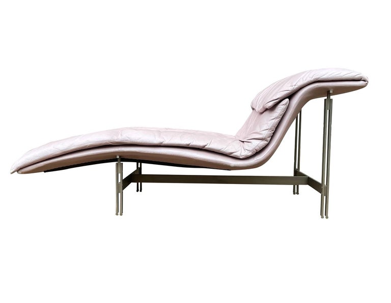 Late 20th Century Mid Century Italian Modern Saporiti Chaise Lounge Chair in Blush Pink Leather For Sale
