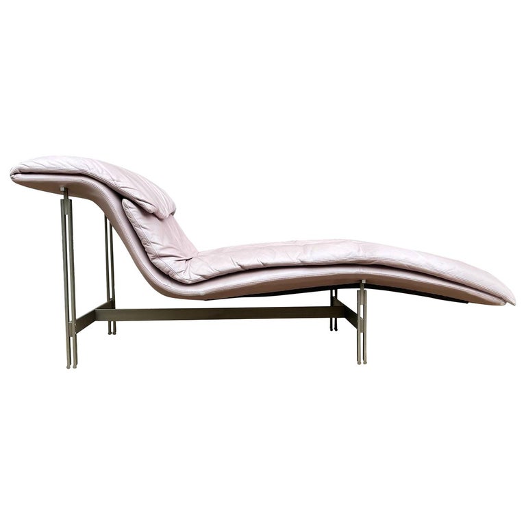 Mid Century Italian Modern Saporiti Chaise Lounge Chair in Blush Pink Leather For Sale